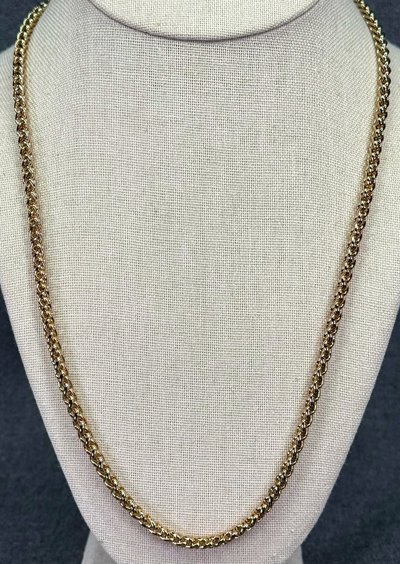 Vintage gold-toned rope chain necklace. #B: Vintage gold-toned rope chain necklace. Unmarked. < For measures please refer to the pictures taken with a measuring tape. Weight: 25 Grams. IN HOUSE FLAT SHIPPING & HANDLING COST WITHIN ALL THE U.S. 