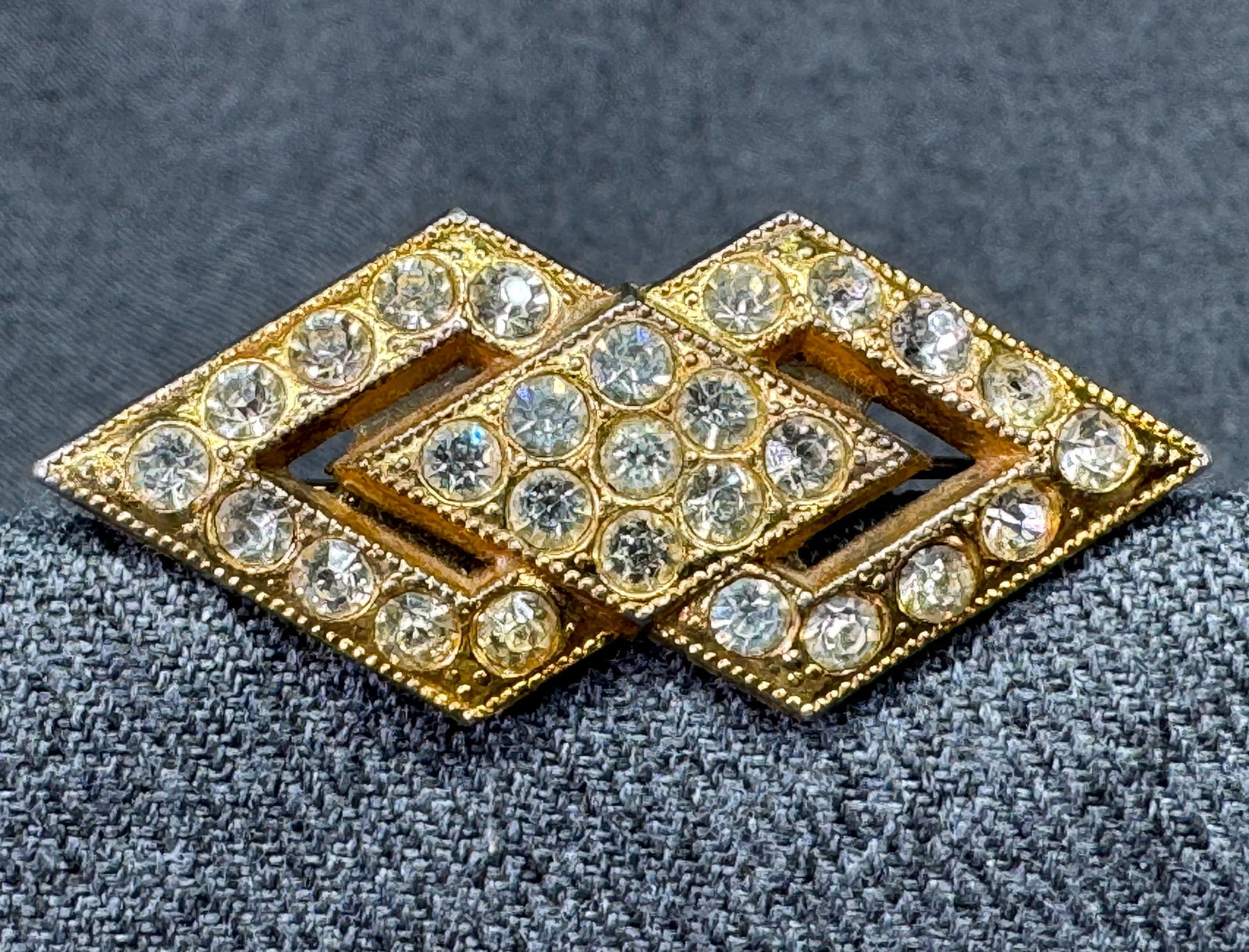 Vintage Goody crystals gold-tone art deco brooch pin. *f: Vintage Goody crystals gold-tone art deco brooch pin. Marked. For measures please refer to the pictures taken with a measuring tape. Weight: 9 Grams. IN HOUSE FLAT SHIPPING & HANDLING COST WITHIN ALL 