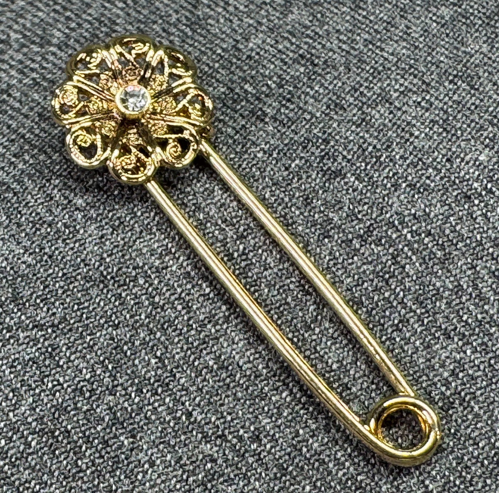 Vintage filigree flower safety pin brooch. Crystal, Gold-tone *f: Vintage filigree flower safety pin brooch. Crystal, Gold-tone Unmarked. For measures please refer to the pictures taken with a measuring tape. Weight: 2 Grams. IN HOUSE FLAT SHIPPING & HANDLING COST W