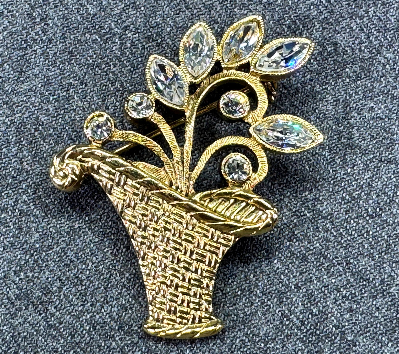 Vintage 1928 Brand Floral Basket Brooch Pin. Crystal, Gold-tone. *f: Vintage 1928 Brand Floral Basket Brooch Pin. Crystal, Gold-tone. Unmarked. For measures please refer to the pictures taken with a measuring tape. Weight: 10 Grams. IN HOUSE FLAT SHIPPING & HANDLING CO