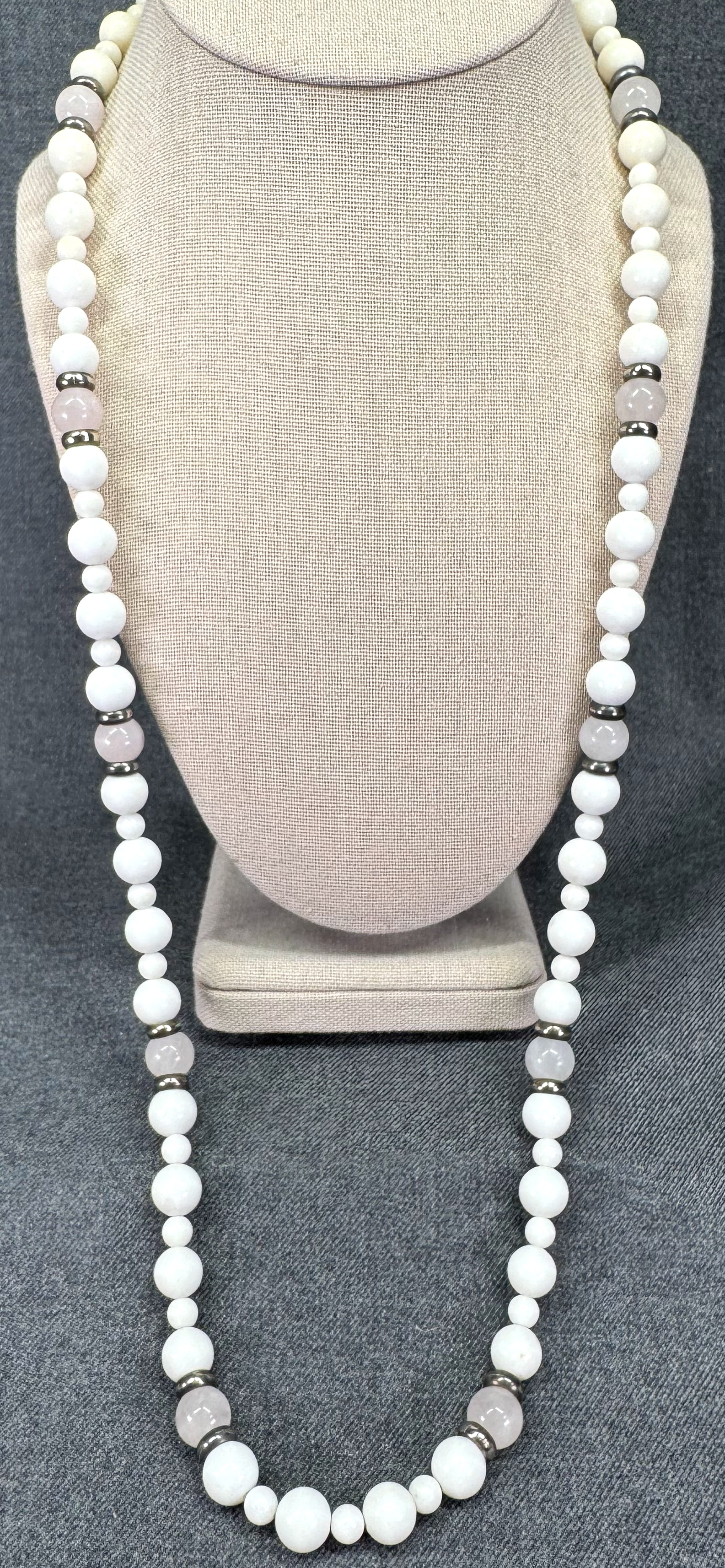 Vintage amethyst, white & creamy stones silver-toned beaded necklace: Vintage amethyst, white & creamy stones silver-toned beaded necklace. Unmarked. For measures please refer to the pictures taken with a measuring tape. Weight: 8. Grams. IN HOUSE FLAT SHIPPING & HANDLI