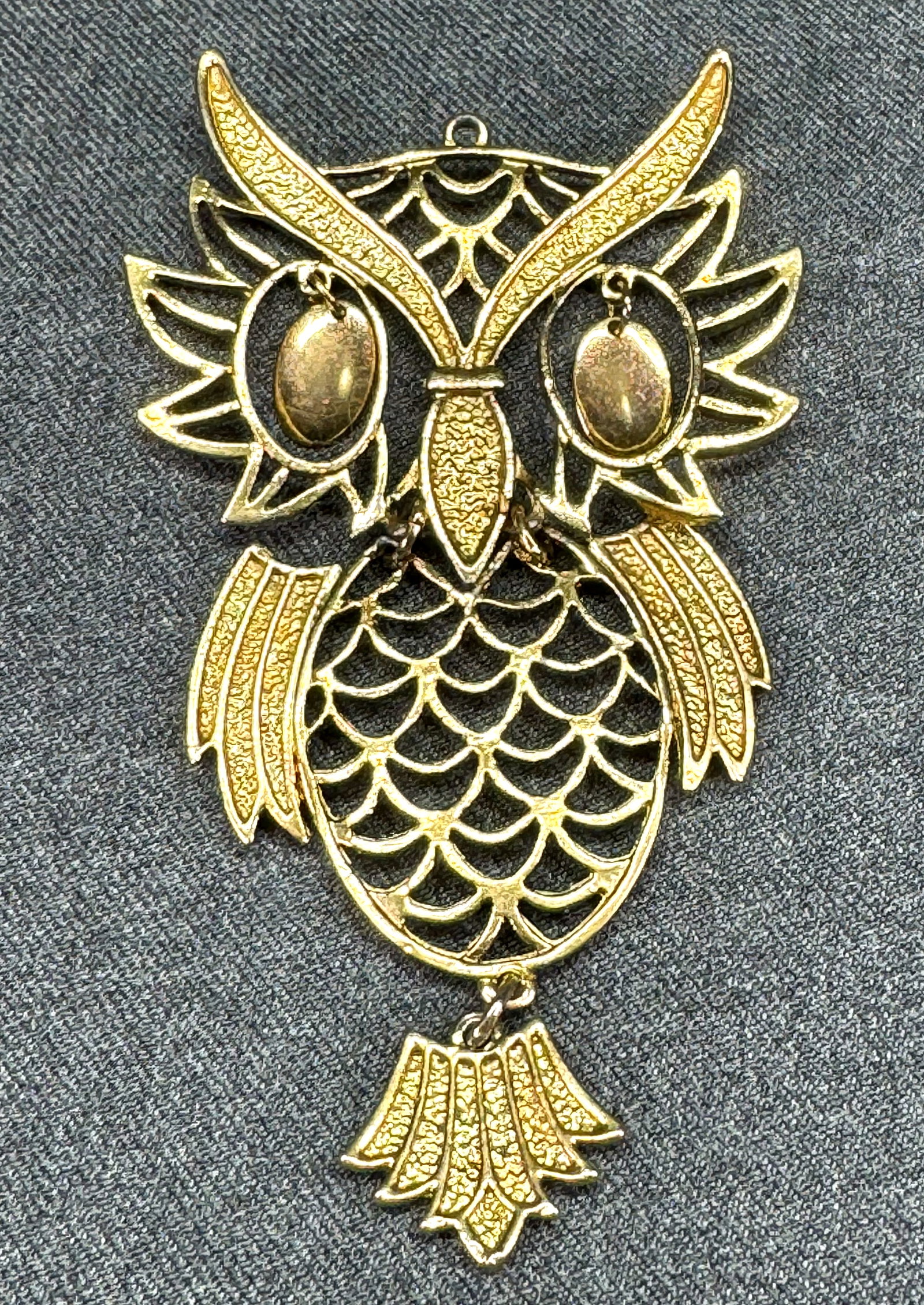 Vintage articulated owl pendant. Glitter eyes, gold-tone. *f: Vintage articulated owl pendant. Glitter eyes, gold-tone. Unmarked. For measures please refer to the pictures taken with a measuring tape. Weight: 35 Grams. IN HOUSE FLAT SHIPPING & HANDLING COST WITH