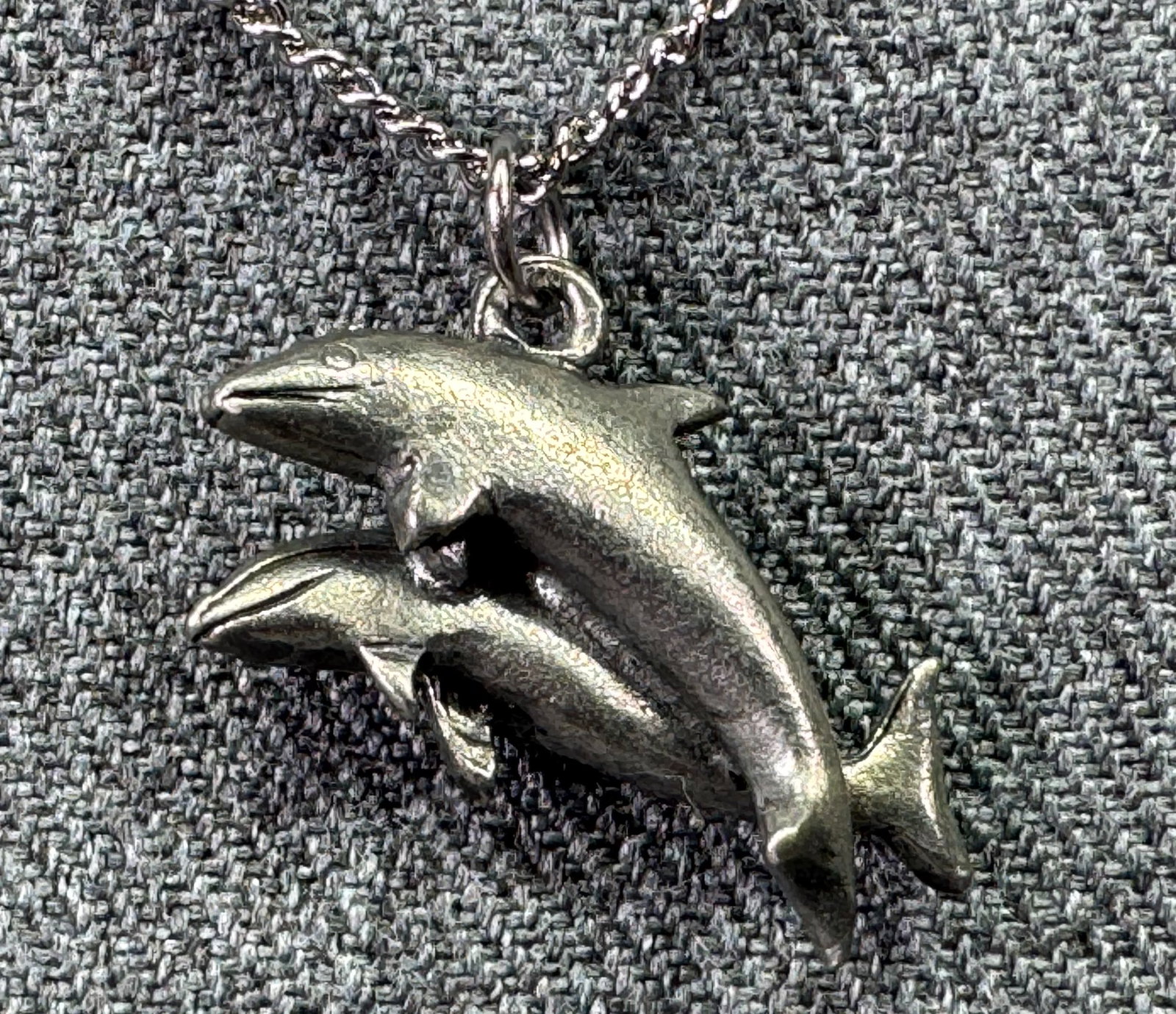 Vintage dolphins pendant with chain necklace. Silver-toned metal . *b: Vintage dolphins pendant with chain necklace. Silver-toned metal . Unmarked . For measures please refer to the pictures taken with a measuring tape. Weight: 7 Grams. IN HOUSE FLAT SHIPPING & HANDLING 