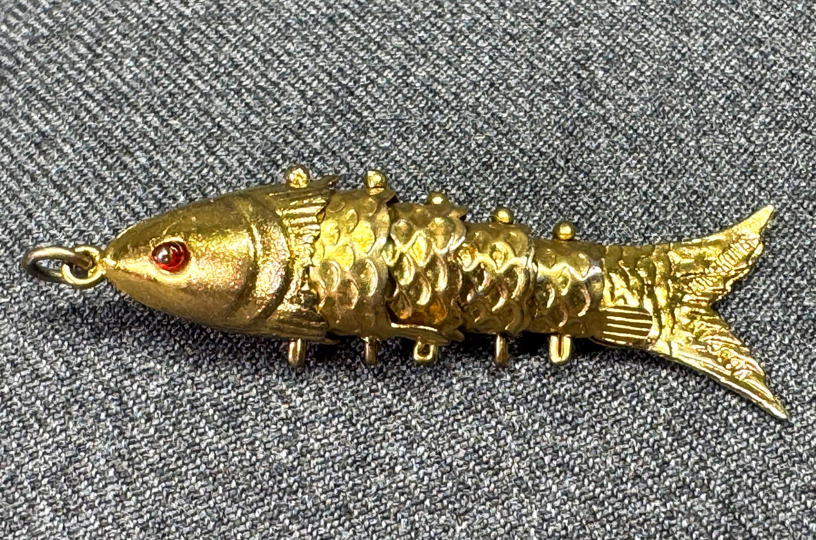 Vintage Hong Kong articulated fish pendant. Glass eyes, glitter, gold-tone. *f: Vintage Hong Kong articulated fish pendant. Glass eyes, glitter, gold-tone. Marked. For measures please refer to the pictures taken with a measuring tape. Weight: 4 Grams. IN HOUSE FLAT SHIPPING & HAN