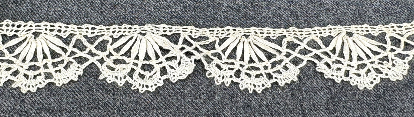 Vintage bobbin lace trim. 1 3/4 yards. Unused #B (1 of 3)
