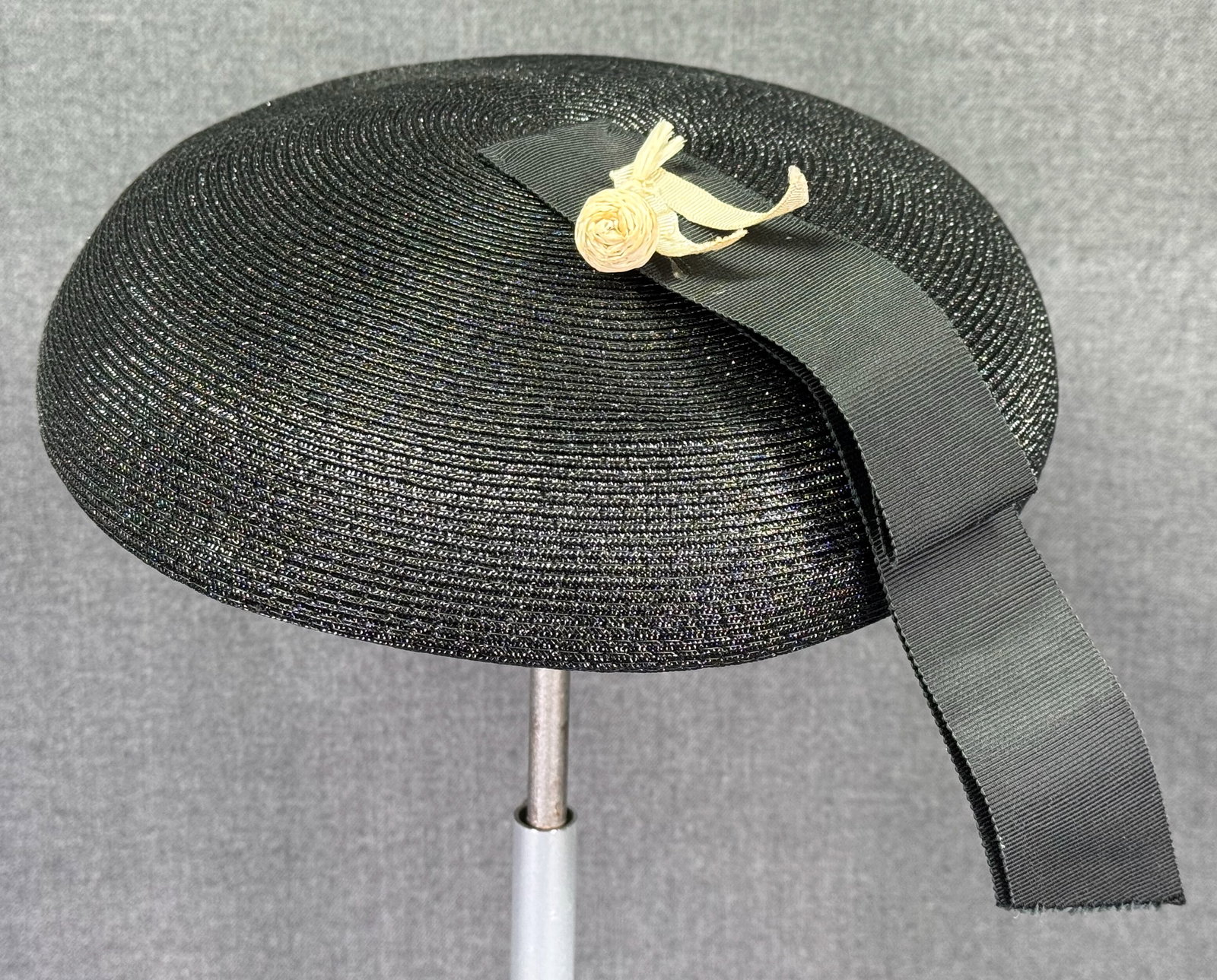 Vintage raffia woven flower grosgrain ribbon applique black raffia hat. Union label: IN HOUSE FLAT SHIPPING & HANDLING COST WITHIN ALL THE U.S. : 10 To bypass LiveShipping, and use our In-House shipping service for 10 or shipping combined for multiple lots, please select “Arrange Yo