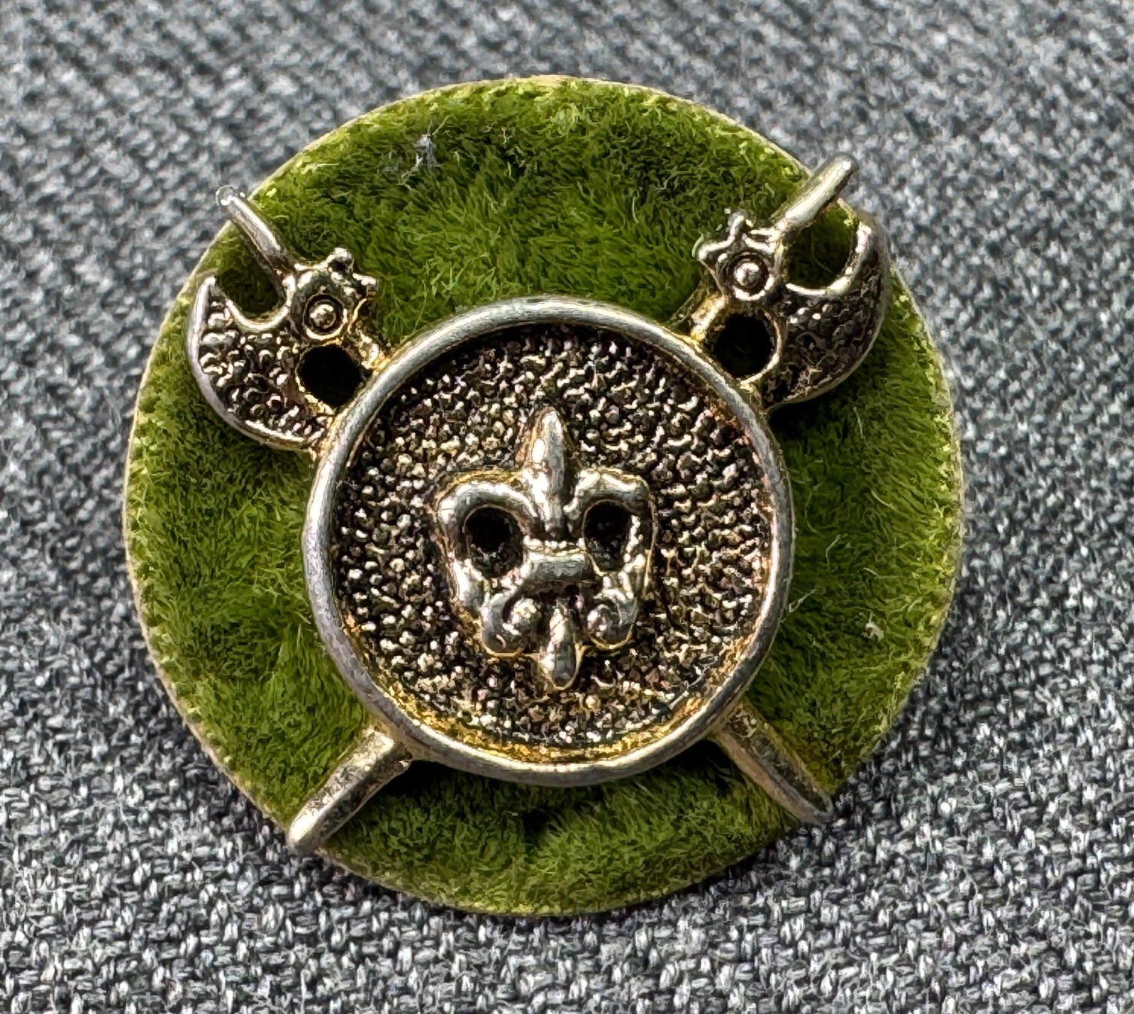 Vintage Fleur De Lis double axe vintage gold-toned tie tack pin *b (1 of 6)