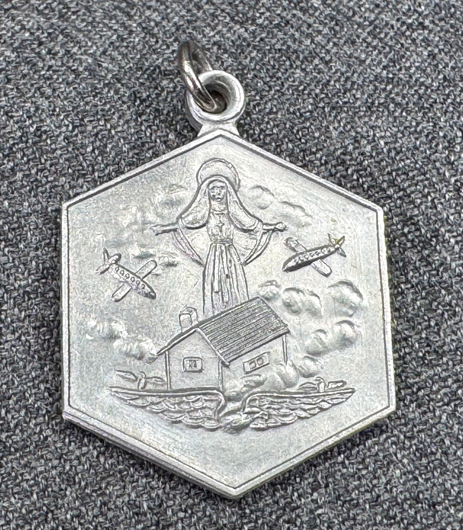 Vintage Our Lady of Loreto Patroness of Air Travellers aluminum medal: Vintage Our Lady of Loreto Patroness of Air Travellers aluminum medal. Unmarked. For measures please refer to the pictures taken with a measuring tape. Weight: 2 Grams. IN HOUSE FLAT SHIPPING & HANDLI