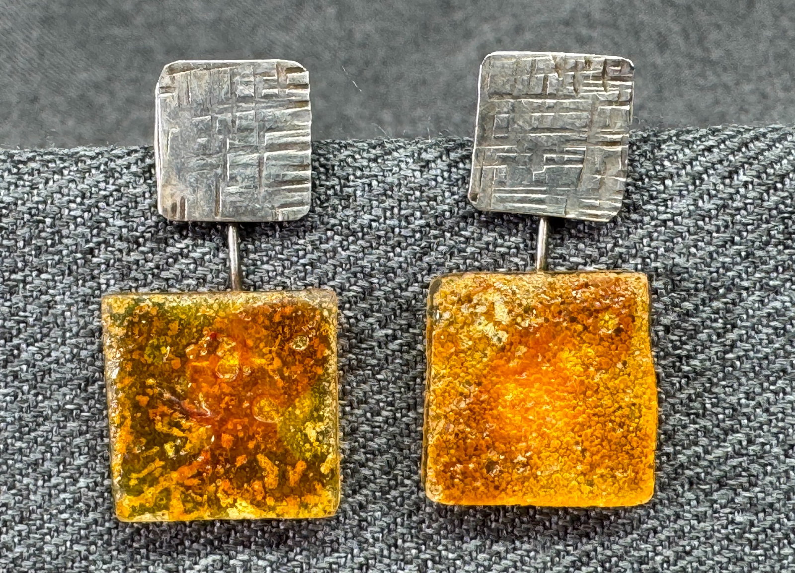 Artist Brutalist Textured Sterling Silver & Fused Glass Stud Earrings. *h: Artist Brutalist Textured Sterling Silver & Fused Glass Stud Earrings. Marked 925. For measures please refer to the pictures taken with a measuring tape. Weight: 4.60 Grams. IN HOUSE FLAT SHIPPING & H
