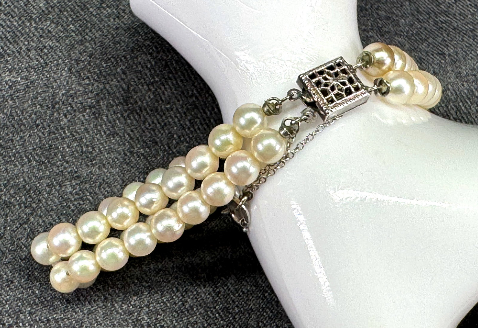 Vintage Double Strand Bracelet. Sterling Silver Filigree Clasp. Freshwater Pearls. *h: Vintage Double Strand Bracelet. Sterling Silver Filigree Clasp. Freshawater Pearls. Marked sterling on clasp. For measures please refer to the pictures taken with a measuring tape. Weight: 18 Grams. I