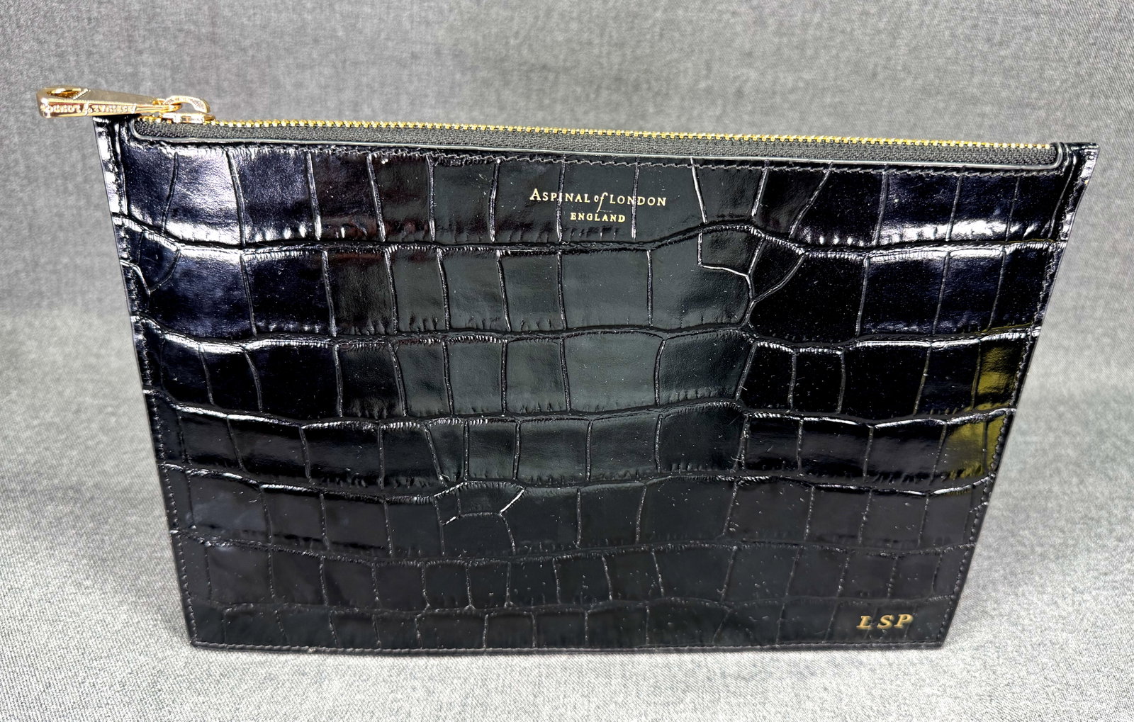 Aspinal of London Large Essential Flat Pouch. Black Croc Embossed Leather. Retired. *h: Aspinal of London Large Essential Flat Zippered Pouch. Black Croc Embossed Leather. Retired. Interior in red fabric. Marked. Golden LSP monogram. For measures please refer to the pictures taken with a