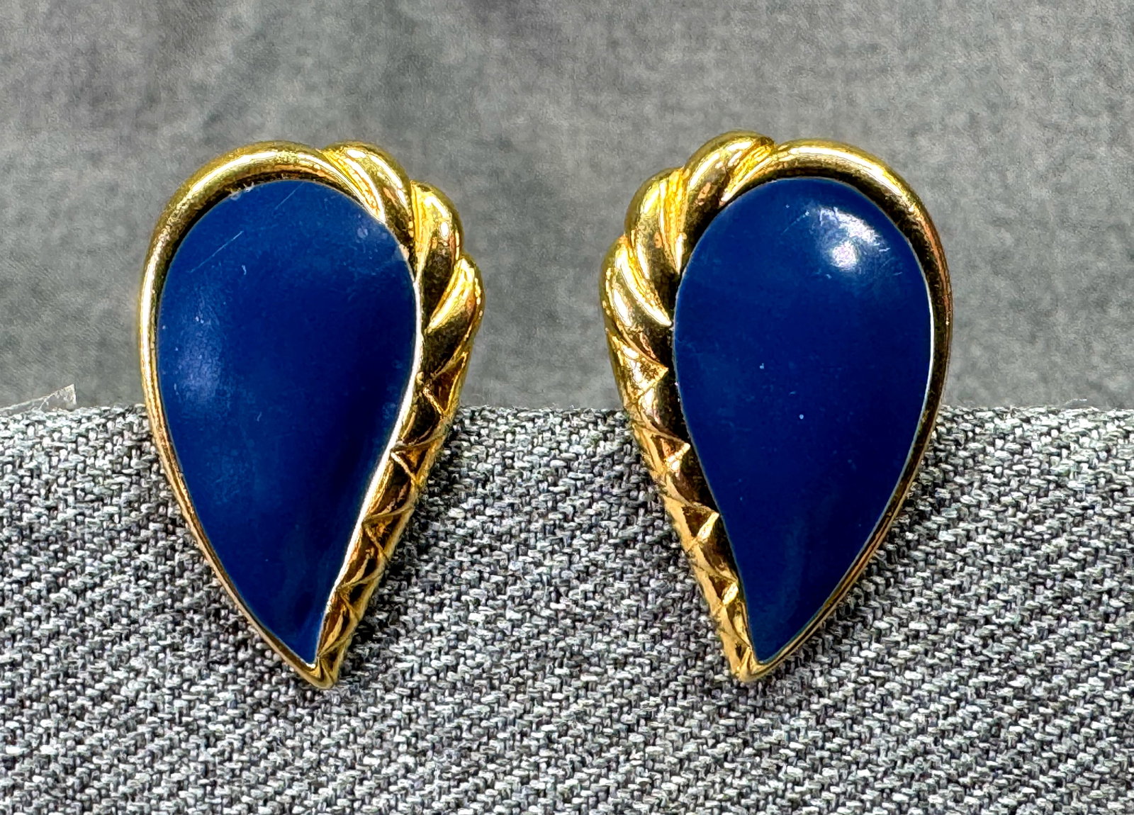 Vintage 1980s Monet Blue Enamel Swirl Teardrop Stud Earrings . Gold-tone. *h: Vintage 1980s Monet Blue Enamel Statement Collar Necklace. Gold-tone. Marked. For measures please refer to the pictures taken with a measuring tape. Weight: 12 Grams. IN HOUSE FLAT SHIPPING & HANDLING