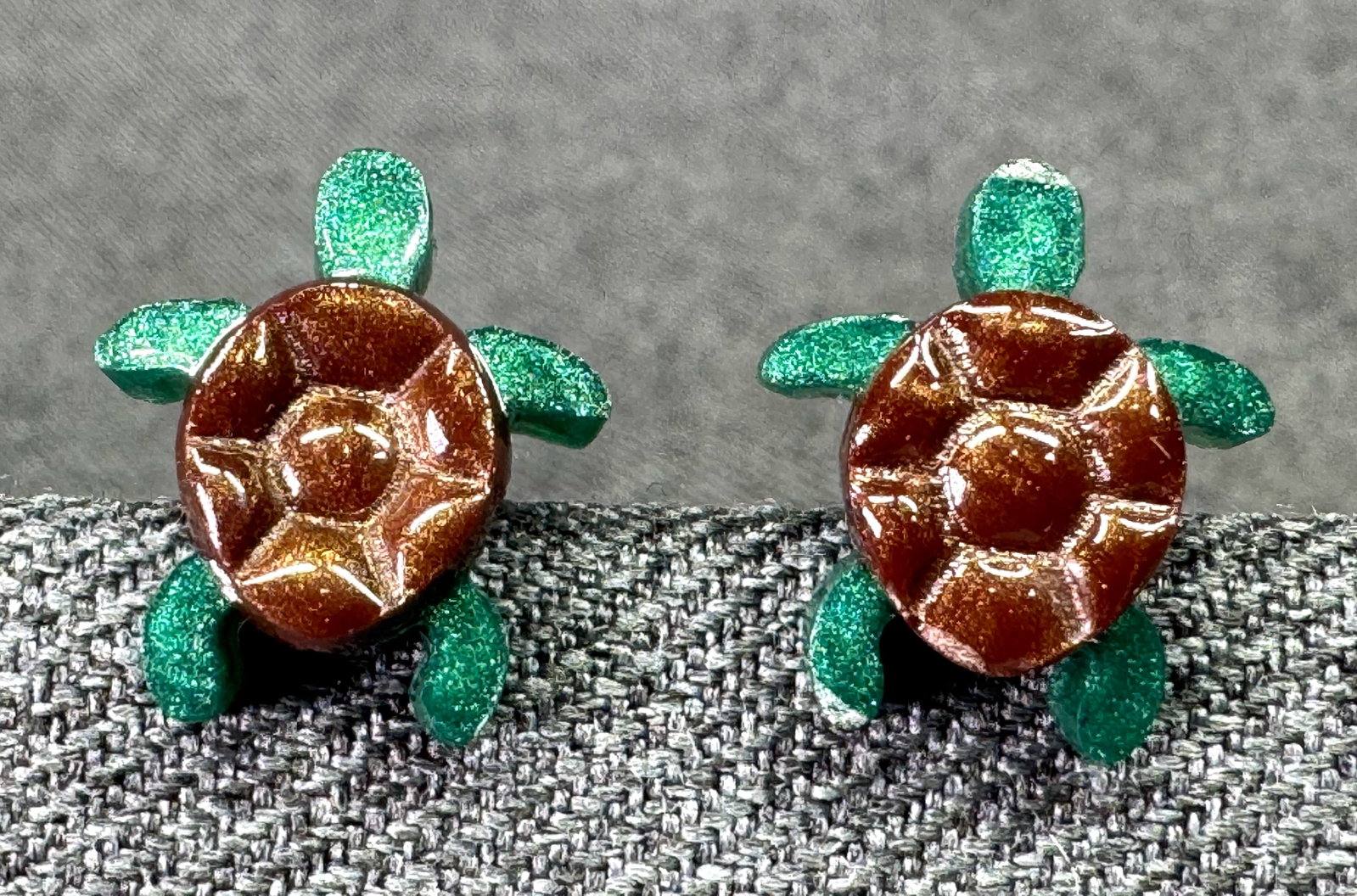 Resin Sea Turtle Stud Earrings. Glitter Green & Brown. *h: Resin Sea Turtle Stud Earrings. Glitter Green & Brown. Unmarked. For measures please refer to the pictures taken with a measuring tape. Weight: 2 Grams. IN HOUSE FLAT SHIPPING & HANDLING COST WITHIN A
