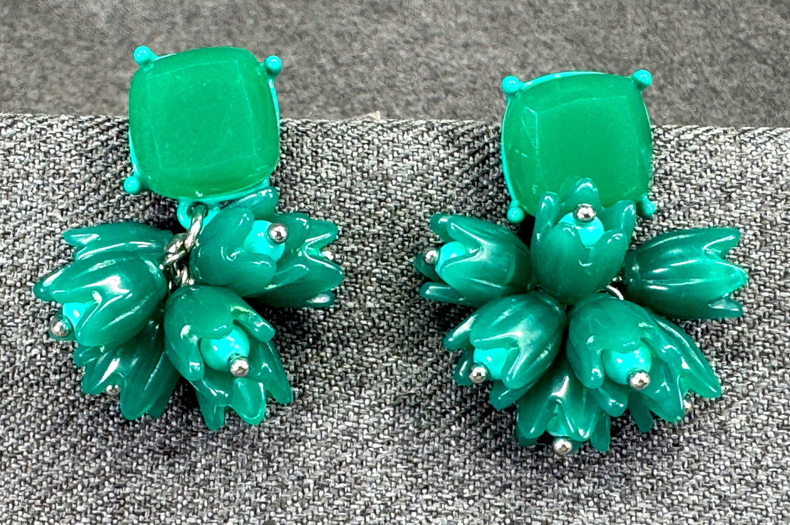 Green Blossom Cluster Drop Earrings. Plastic & Enamel metal. *h: Green Blossom Cluster Drop Earrings. Plastic & Enamel metal. Unmarked. For measures please refer to the pictures taken with a measuring tape. Weight: 15 Grams. IN HOUSE FLAT SHIPPING & HANDLING COST W
