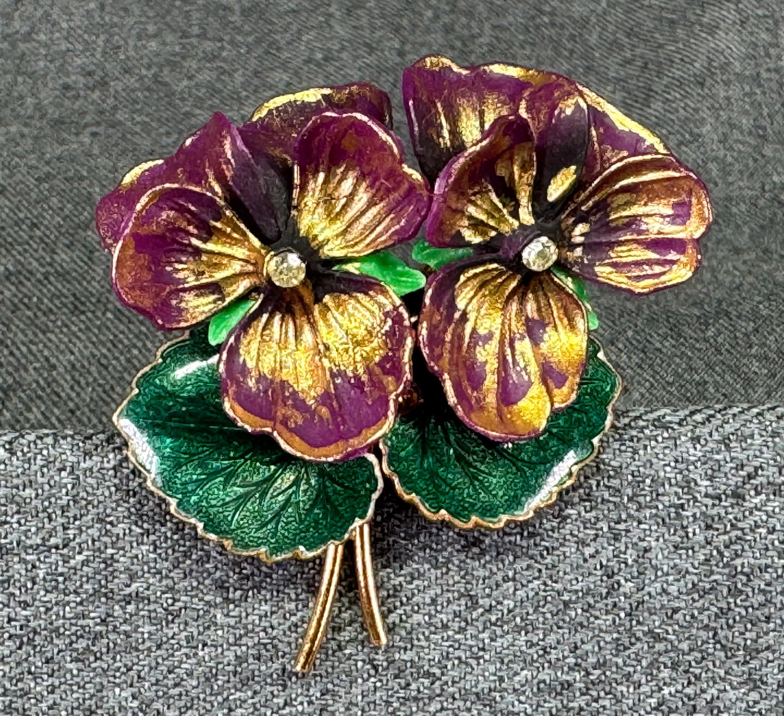 Vintage Violet Flower Nosegay Brooch Pin. Plastic, Crystals & Enamel metal. *h: Vintage Violet Flower Nosegay Brooch Pin. Plastic, Crystals & Enamel metal. Golden accents. Unmarked. For measures please refer to the pictures taken with a measuring tape. Weight: 12 Grams. IN HOUSE 