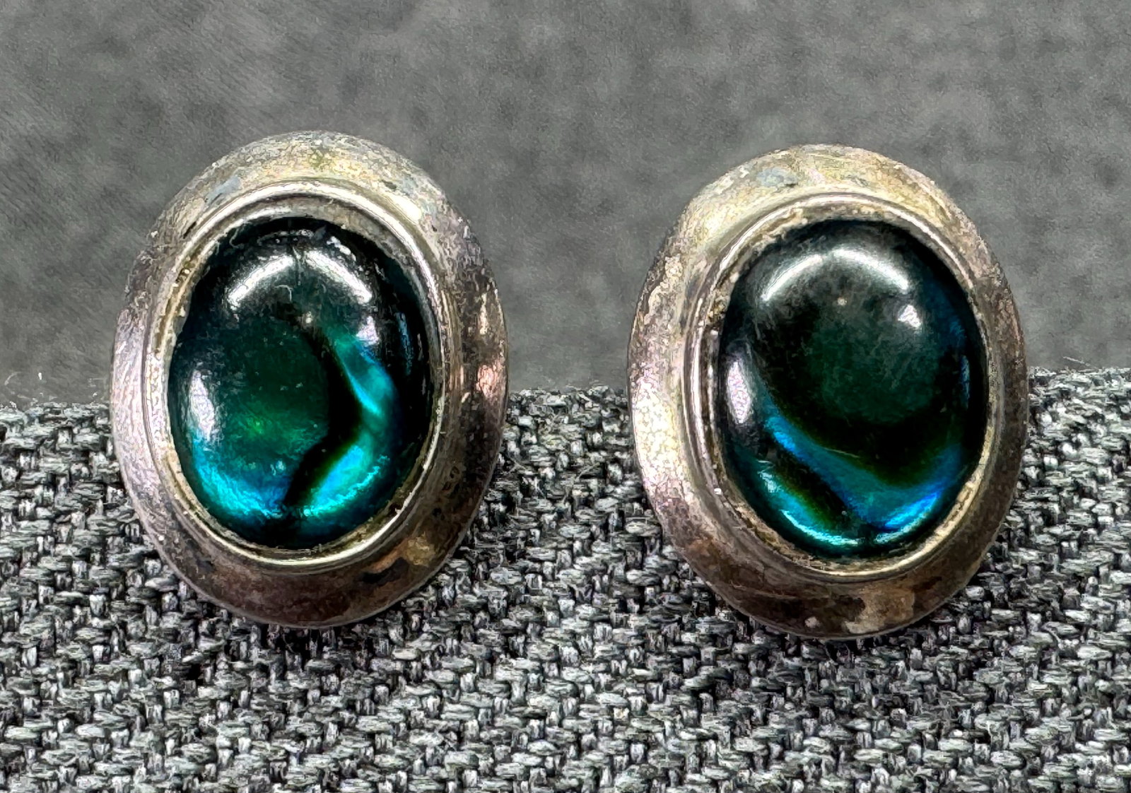 Vintage Sterling Silver Abalone Resin Dome Oval Stud Earrings . *h: Vintage Sterling Silver Abalone Resin Dome Oval Stud Earrings . Marked Sterling. For measures please refer to the pictures taken with a measuring tape. Weight: 3.10 Grams. IN HOUSE FLAT SHIPPING & HAN
