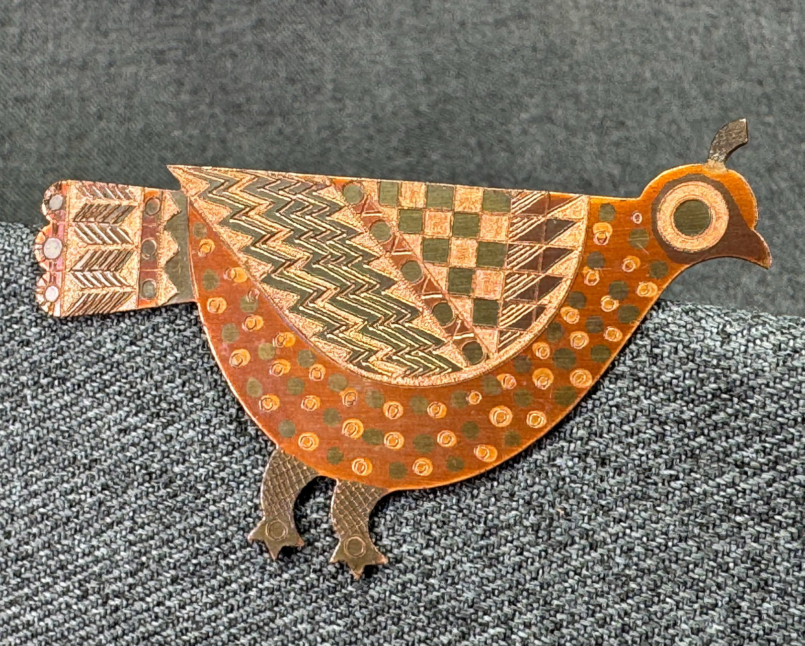 Vintage J. McDermott Etched Copper Bird Brooch Pin. *h: Vintage J. McDermott Etched Copper Bird Brooch Pin. Marked. For measures please refer to the pictures taken with a measuring tape. Weight: 7 Grams. IN HOUSE FLAT SHIPPING & HANDLING COST WITHIN ALL TH