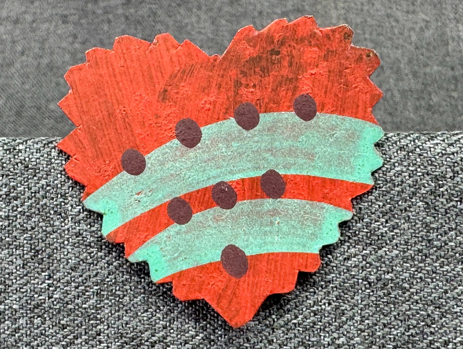 Vintage Folk Art Ivan Barnett 1986 Heart Brooch Pin. Hand-Painted Metal . *h: Vintage Folk Art Ivan Barnett 1986 Heart Brooch Pin. Hand-Painted Metal . Marked and dated. For measures please refer to the pictures taken with a measuring tape. Weight: 5 Grams. IN HOUSE FLAT SHIPPI