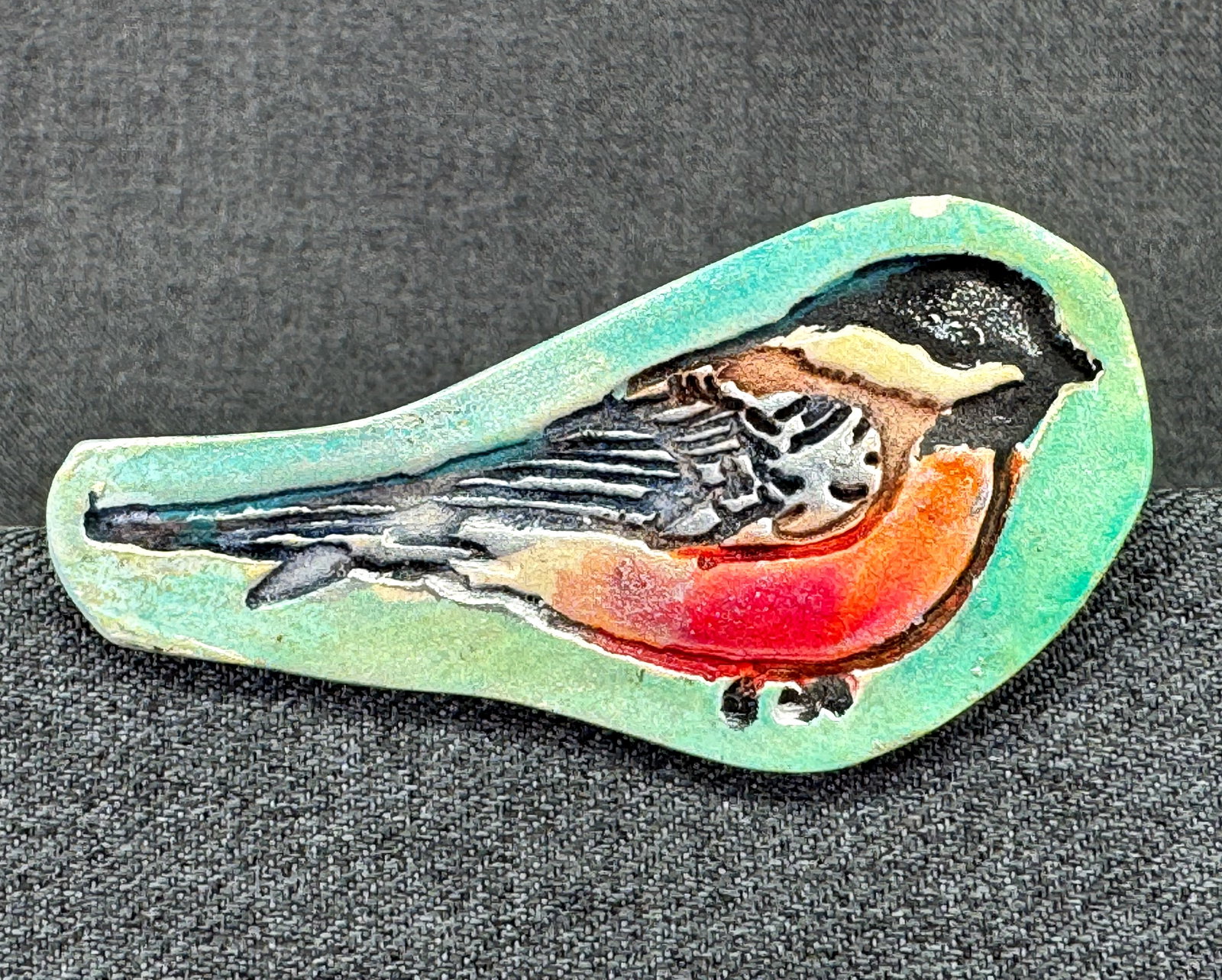 Vintage Artisan Hand-painted Pottery Bird Brooch Pin. *h: Vintage Artisan Hand-painted Pottery Bird Brooch Pin. Unmarked. For measures please refer to the pictures taken with a measuring tape. Weight: 11 Grams. IN HOUSE FLAT SHIPPING & HANDLING COST WITHIN A