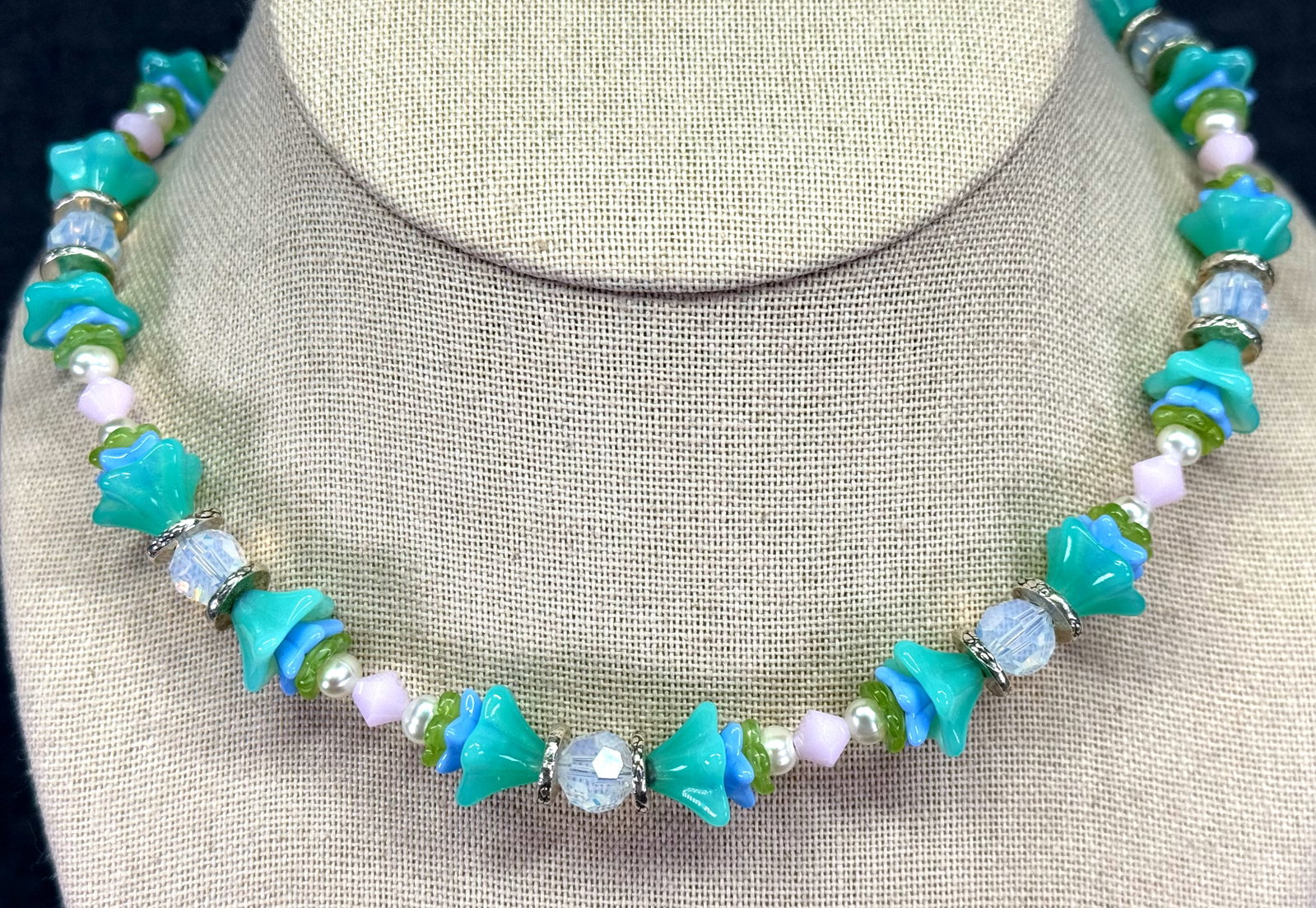 Vintage-style glass Trumpet Flower, pearly & assorted bead necklace. *h: Vintage-style glass Trumpet Flower, pearly & assorted bead necklace. Unmarked. For measures please refer to the pictures taken with a measuring tape. Weight: 47 Grams. IN HOUSE FLAT SHIPPING & HANDLIN