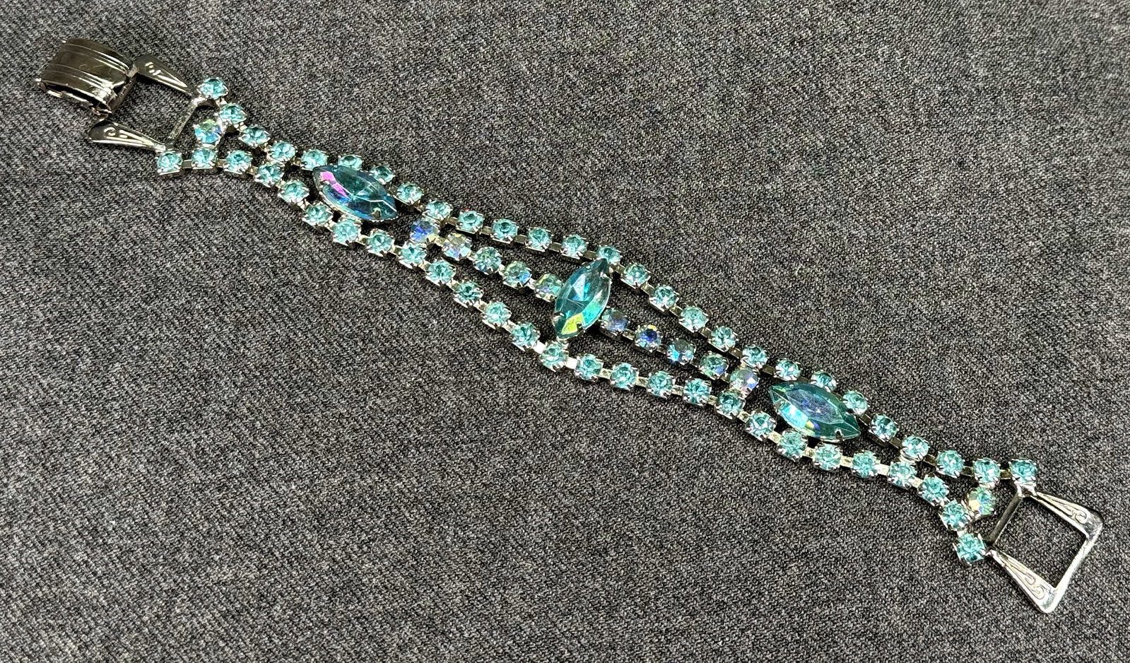 Vintage Juliana Style Aqua Blue A Borealis Crystals Bracelet. Silver-Tone. *h: Vintage Juliana Style Aqua Blue Aurora Borealis Crystals Bracelet. Silver-Tone. Unmarked. For measures please refer to the pictures taken with a measuring tape. Weight: 18 Grams. IN HOUSE FLAT SHIPPIN