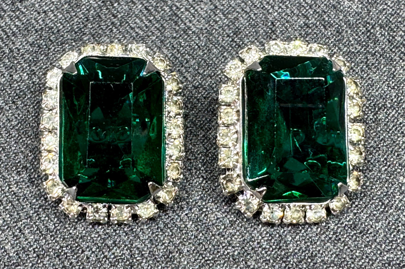 Vintage Green Crystal, Rhinestone Halo Clip On Earrings . Open-back, Silver-tone. *h: Vintage Green Crystal, Clear Rhinestone Halo Clip On Earrings . Open-back, Silver-tone. Unmarked. For measures please refer to the pictures taken with a measuring tape. Weight: 12 Grams. IN HOUSE FLAT
