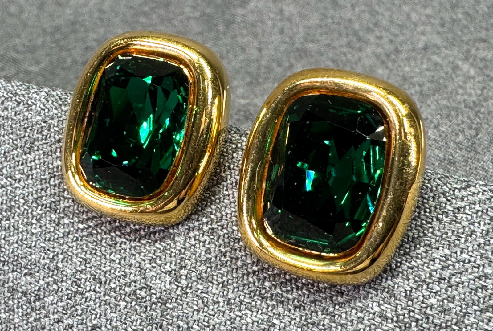 Vintage Napier 1980s Emerald-Green Crystal Stud Earrings . Gold-toned. *h: Vintage Napier 1980s Emerald-Green Crystal Stud Earrings . Gold-toned. Marked. For measures please refer to the pictures taken with a measuring tape. Weight: 19 Grams. IN HOUSE FLAT SHIPPING & HANDLIN