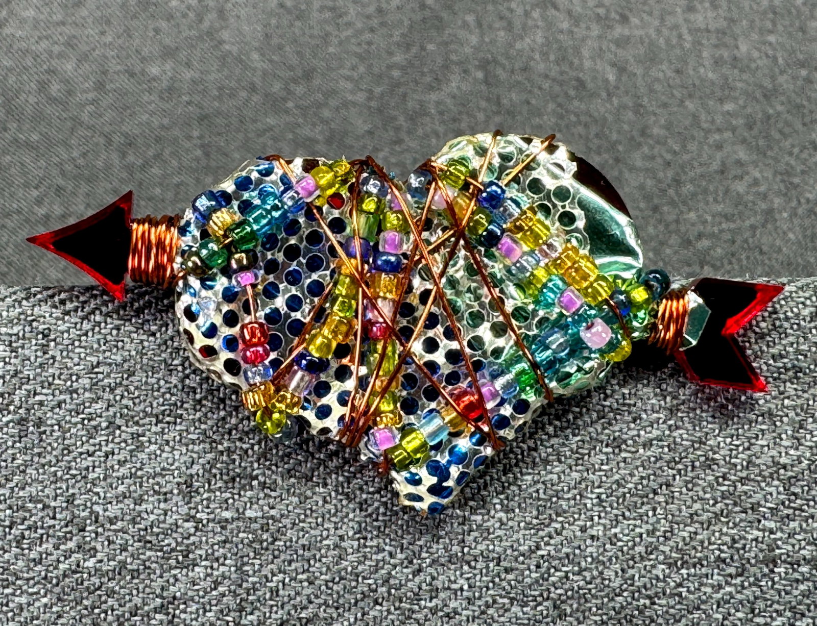 Vintage Bent Nicks Cupid Arrow Heart Brooch Pin . Mixed Media Wire Wrapped. *h: Vintage Bent Nicks Cupid Arrow Heart Brooch Pin . Mixed Media Wire Wrapped. Signed. For measures please refer to the pictures taken with a measuring tape. Weight:7 Grams. IN HOUSE FLAT SHIPPING & HAND