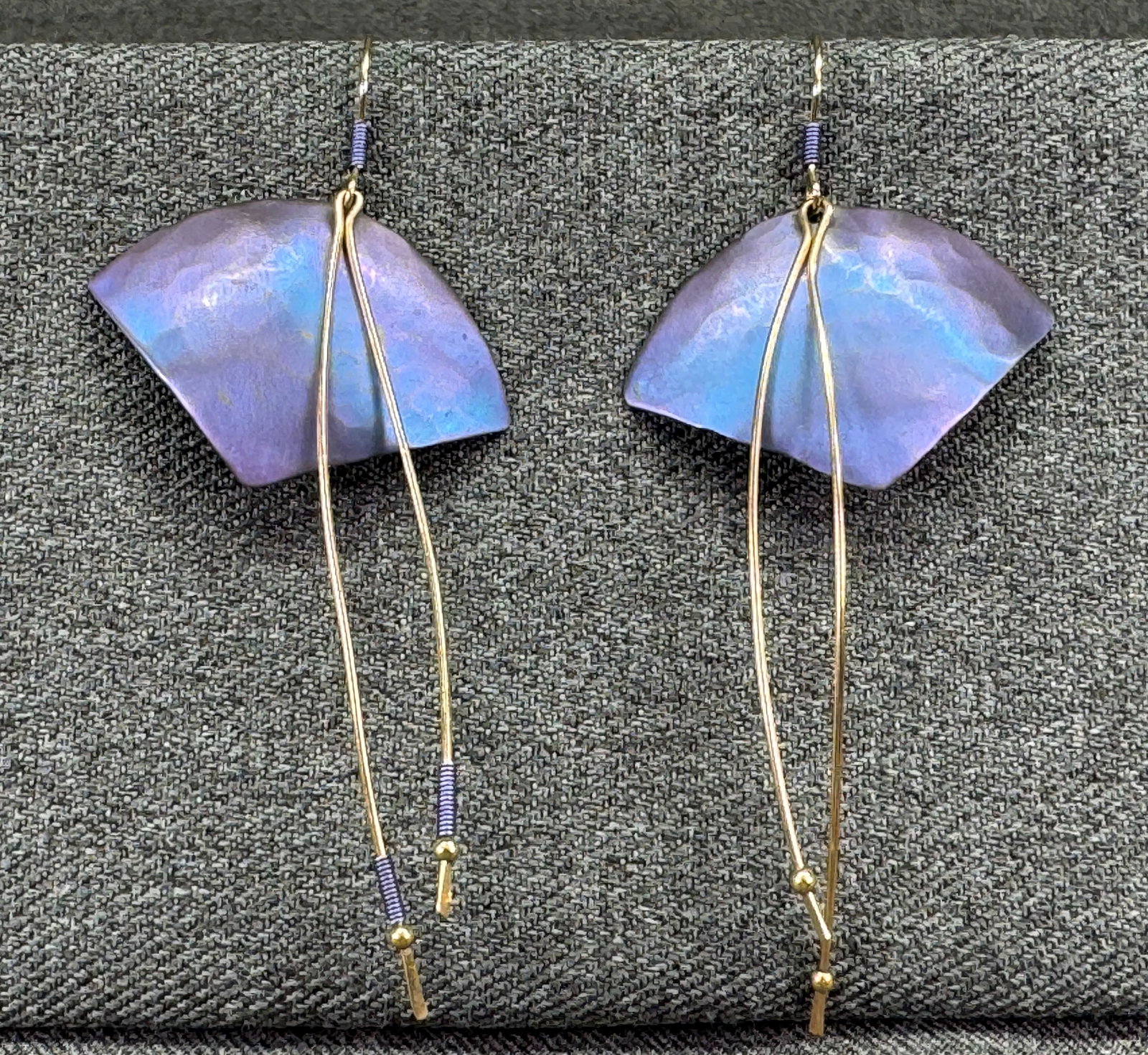 Vintage 1980s Holly Yashi Niobium Fan Earrings. *h: Vintage 1980s Holly Yashi Niobium Fan Earrings. Original Unsigned Design. For measures please refer to the pictures taken with a measuring tape. Weight: 5 Grams. IN HOUSE FLAT SHIPPING & HANDLING COST