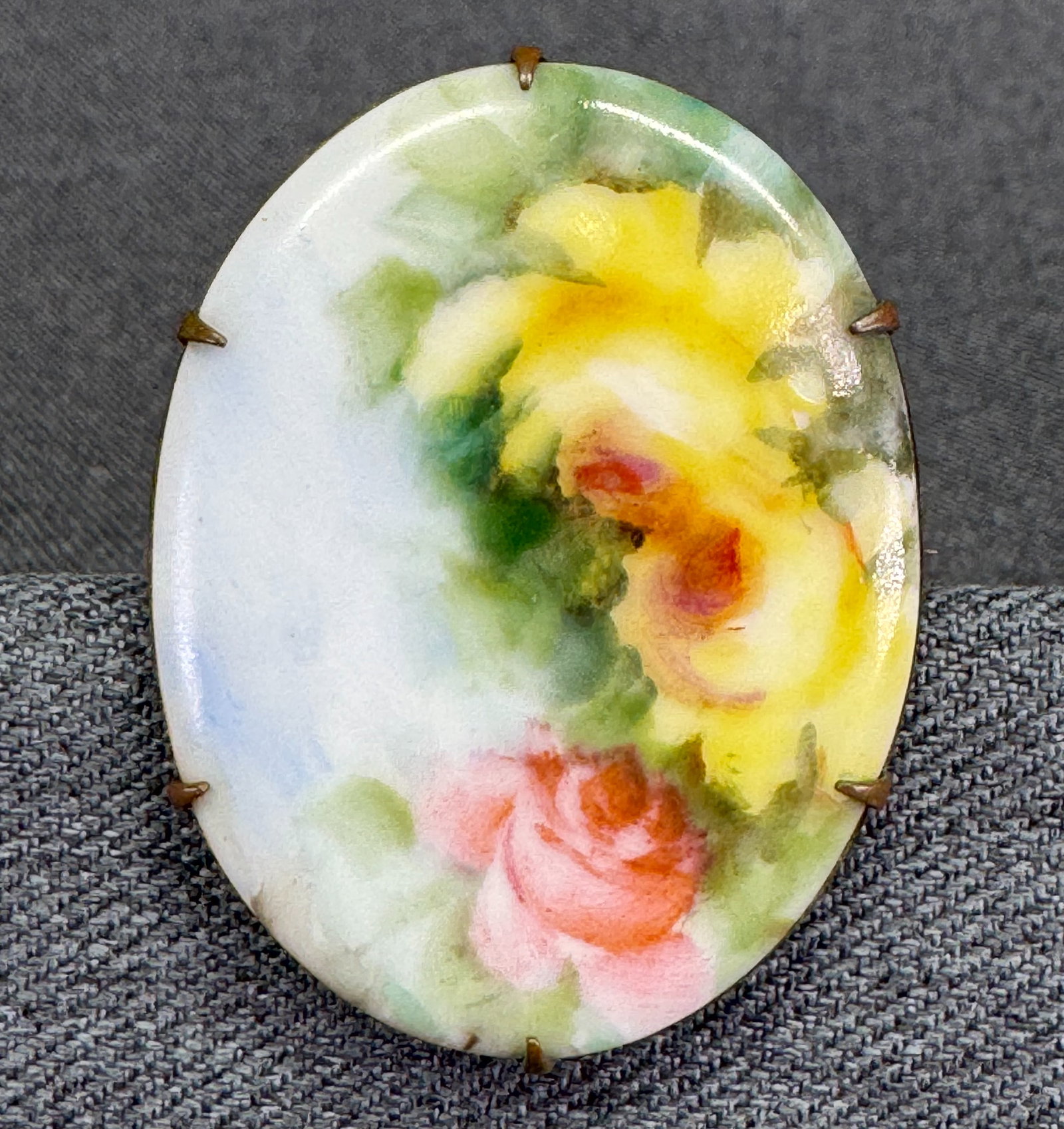 Antique Edwardian Hand-Painted Porcelain Oval Floral Brooch *h: Antique Edwardian Hand-Painted Porcelain Oval Floral Brooch Unmarked. For measures please refer to the pictures taken with a measuring tape. Weight: 18 Grams. IN HOUSE FLAT SHIPPING & HANDLING COST WI