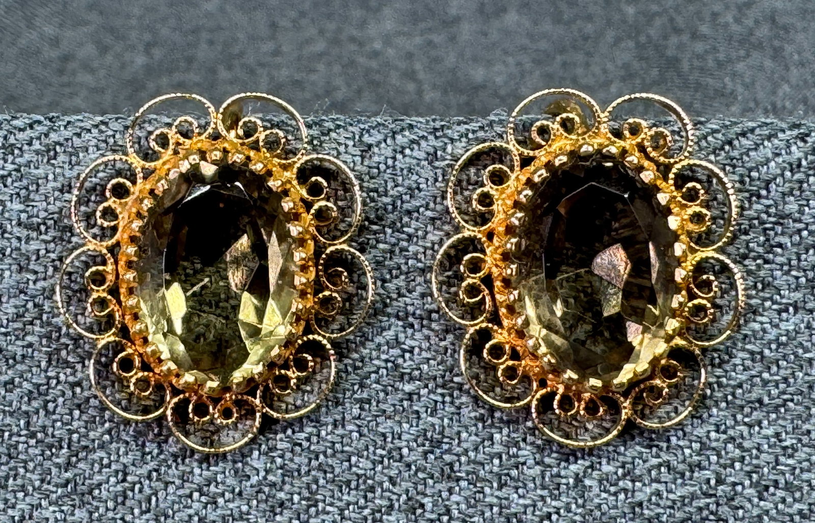 Vintage A&Z 1/20 12K Gold-Filled Smoky Quartz Filigree Earrings. Screw Back. *h: Vintage A&Z 1/20 12K Gold-Filled Smoky Quartz Filigree Earrings. Screw Back. Marked. For measures please refer to the pictures taken with a measuring tape. Weight: 8 Grams. IN HOUSE FLAT SHIPPING & HA