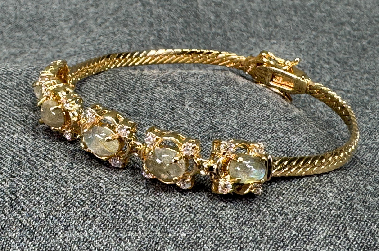 Vintage 1990s Lind 14K Gold-Electroplated Labradorite & Crystals Bracelet. *h: Vintage 1990s Lind 14K Gold-Electroplated Labradorite & Crystals Bracelet. Marked 14KGE Lind, China. For measures please refer to the pictures taken with a measuring tape. Weight: 12 Grams. IN HOUSE F