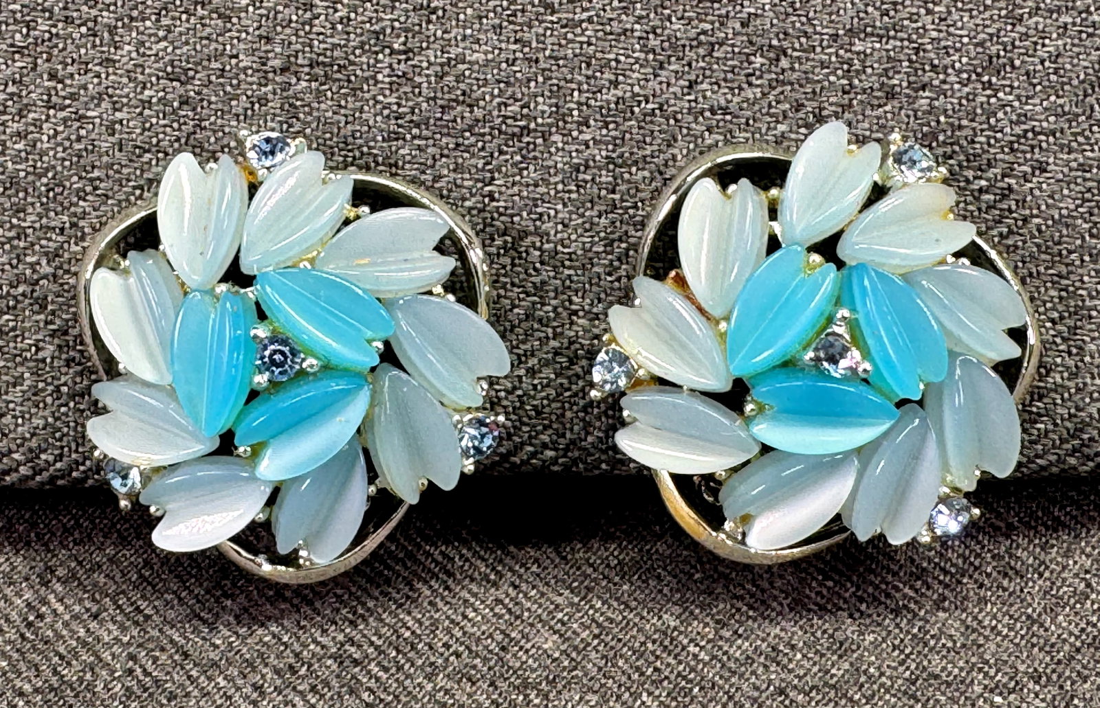 Vintage Lisner Style Bluish Lucite & Crystals Flower Cluster Clip On Earrings *h: Vintage Lisner Style Bluish Lucite & Crystals Flower Cluster Clip On Earrings Unmarked. For measures please refer to the pictures taken with a measuring tape. Weight: 18 Grams. IN HOUSE FLAT SHIPPING 