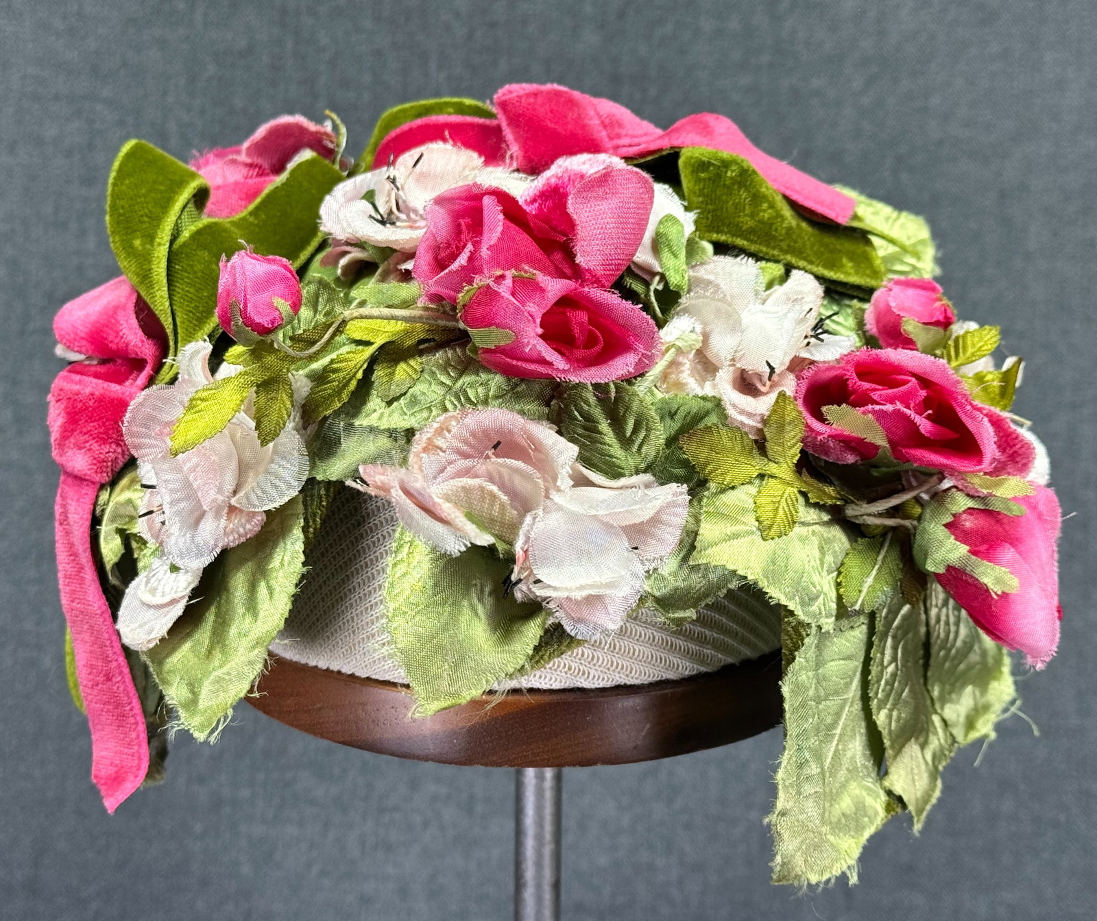Vintage Floral Whimsy Toque with Velvet Bows Hat. *h: Vintage Floral Whimsy Toque with Velvet Bows Hat. Lined in Velvet Wire-Frame. Union Label For measures please refer to the pictures taken with a measuring tape. Weight: Grams. IN HOUSE FLAT SHIPPING &