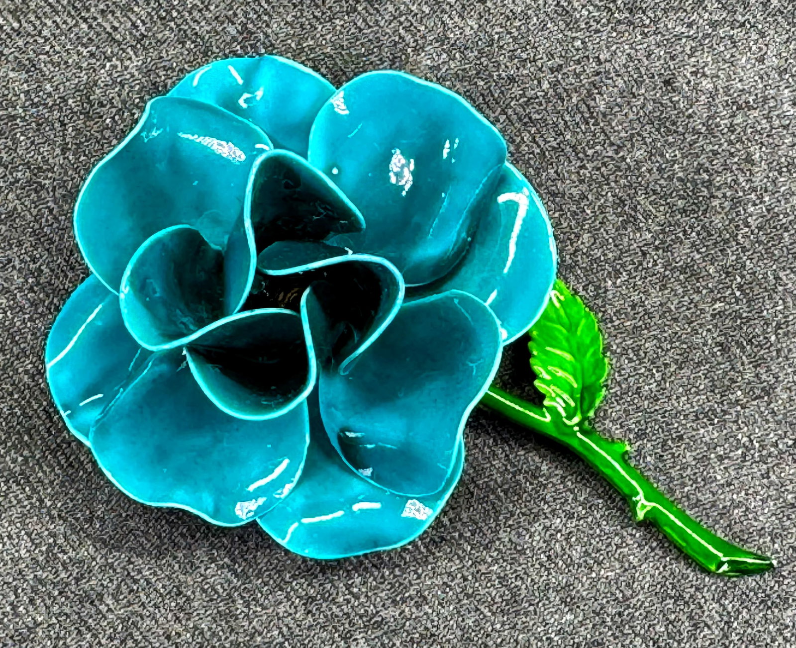 Vintage Turquoise Blue Enamel Metal Flower Power Brooch. *h: Vintage Turquoise Blue Enamel Metal Flower Power Brooch. Unmarked For measures please refer to the pictures taken with a measuring tape. Weight: 22 Grams. IN HOUSE FLAT SHIPPING & HANDLING COST WITHIN
