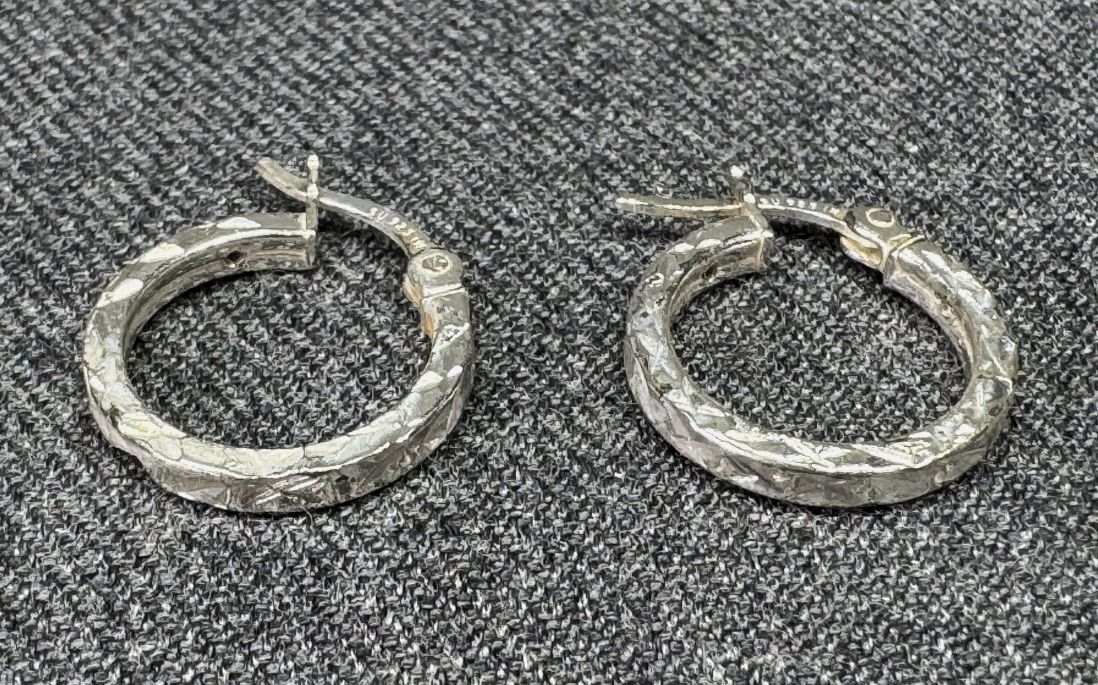 Vintage Sterling Silver Diamond Cut Textured Hoop Earrings. *h: Vintage Sterling Silver Diamond Cut Textured Hoop Earrings. Marked SU 925 IN For measures please refer to the pictures taken with a measuring tape. Weight: 1.36 Grams. IN HOUSE FLAT SHIPPING & HANDLIN