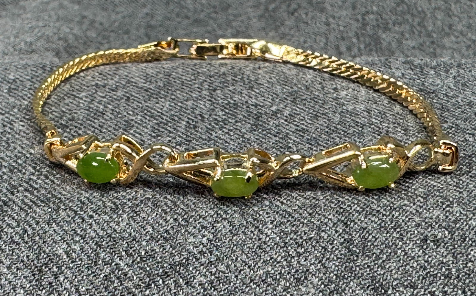 Vintage Gold-Plated Green Jade Oval Cabochon Bracelet.: Vintage Gold-Plated Green Jade Oval Cabochon Bracelet. Unmarked. For measures please refer to the pictures taken with a measuring tape. Weight: 7 Grams. IN HOUSE FLAT SHIPPING & HANDLING COST WITHIN A