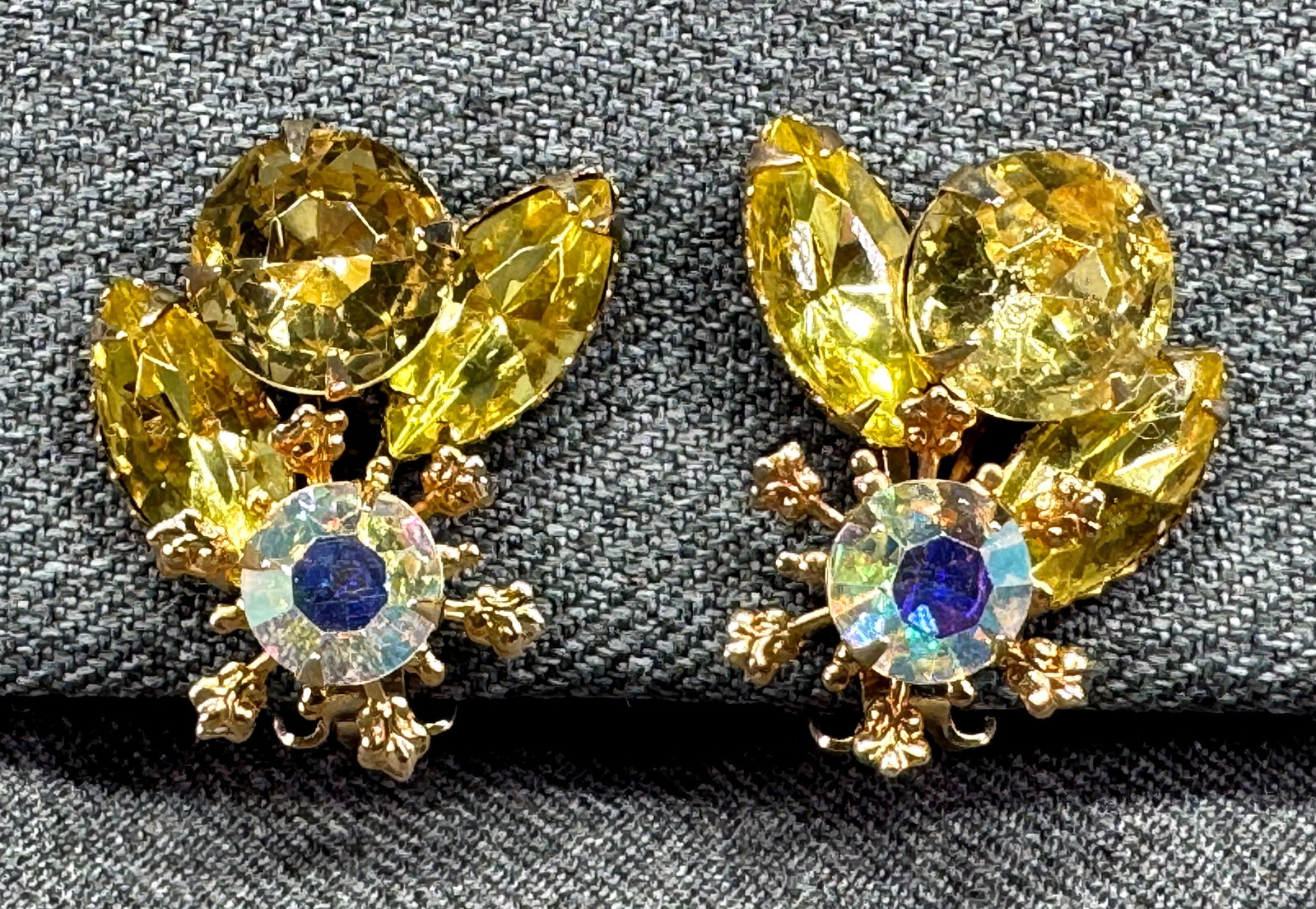 Vintage Beau Jewels Lemon Yellow & Aurora Borealis Crystal Floral Earrings. *g: Vintage Beau Jewels Lemon Yellow & Aurora Borealis Crystal Floral Brooch Clip Earrings. Gold-tone. Unmarked. For measures please refer to the pictures taken with a measuring tape. Weight: 11 Grams. IN