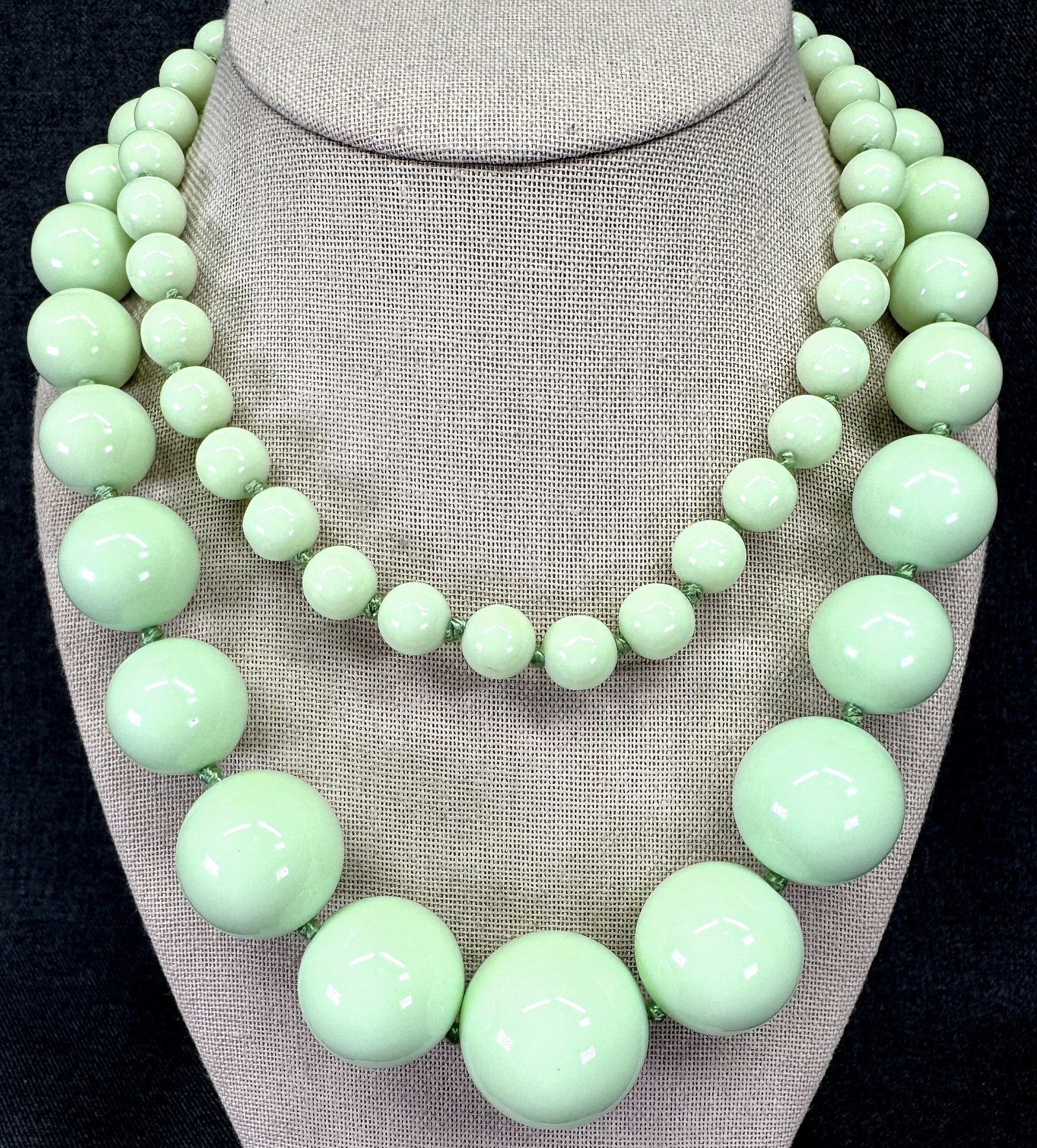 Vintage graduated spearmint green plastic beaded necklace .Hand knotted in between. *a: Vintage graduated spearmint green plastic beaded necklace. Hand knotted in between. For measures please refer to the pictures taken with a measuring tape. Weight: 83 Grams. IN HOUSE FLAT SHIPPING & HA