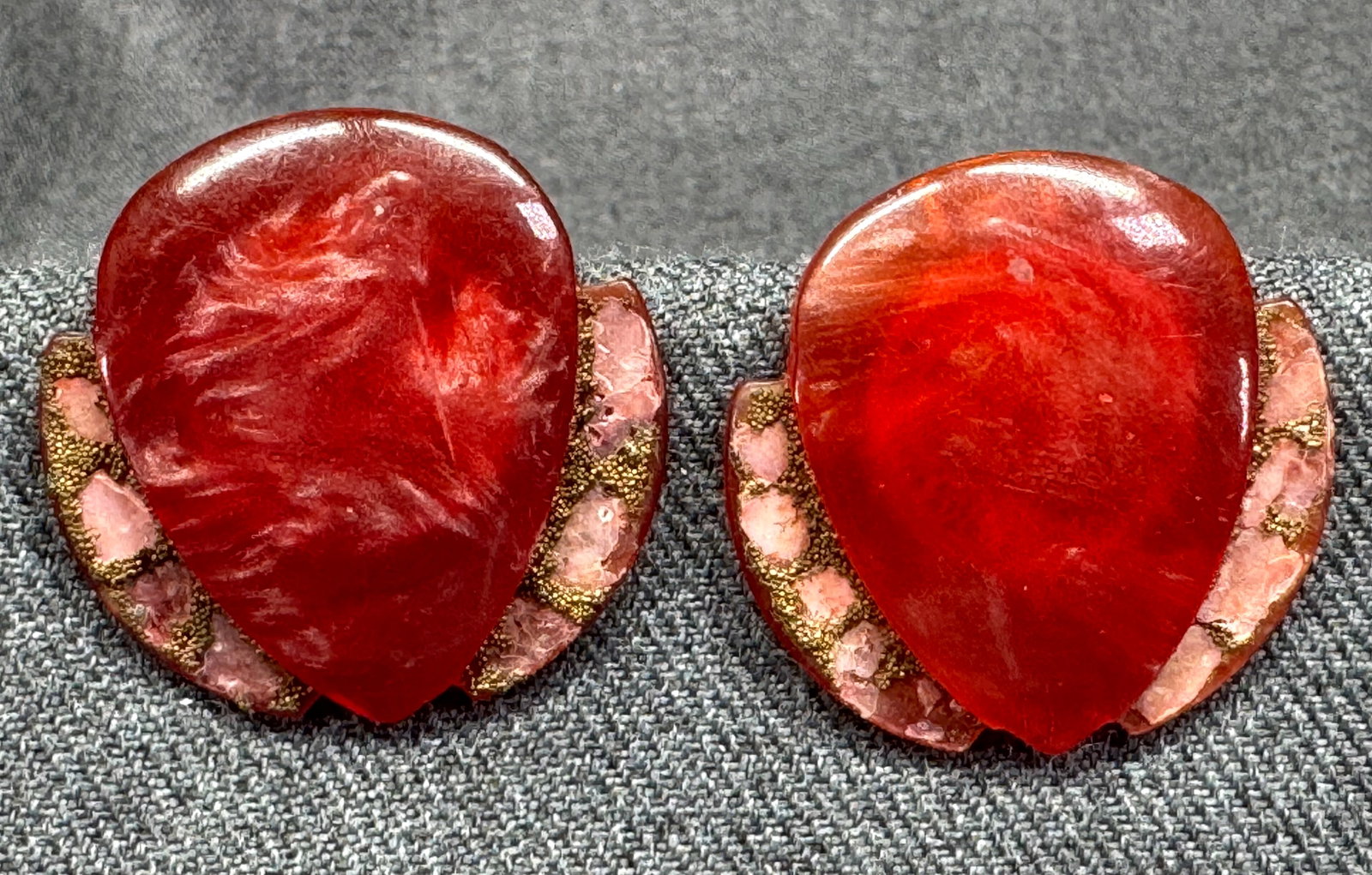 Vintage 40s glitter inlay abalone marbled lucite clip on earrings #a: Vintage 40s glitter inlay abalone marbled lucite clip on earrings. Unmarked. For measures please refer to the pictures taken with a measuring tape. Weight:0.78 Grams. IN HOUSE FLAT SHIPPING & HANDLING