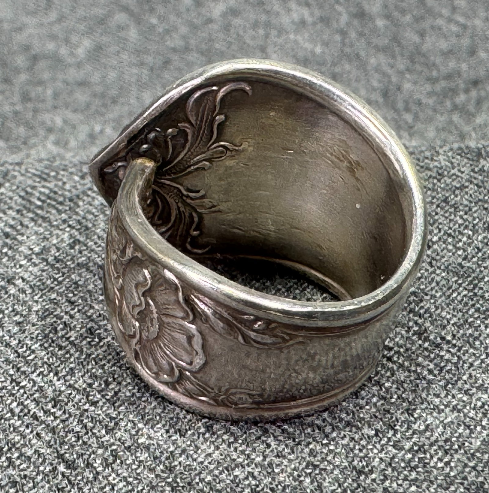 Vintage artisan cutlery ring. Silver-toned. *e - 4