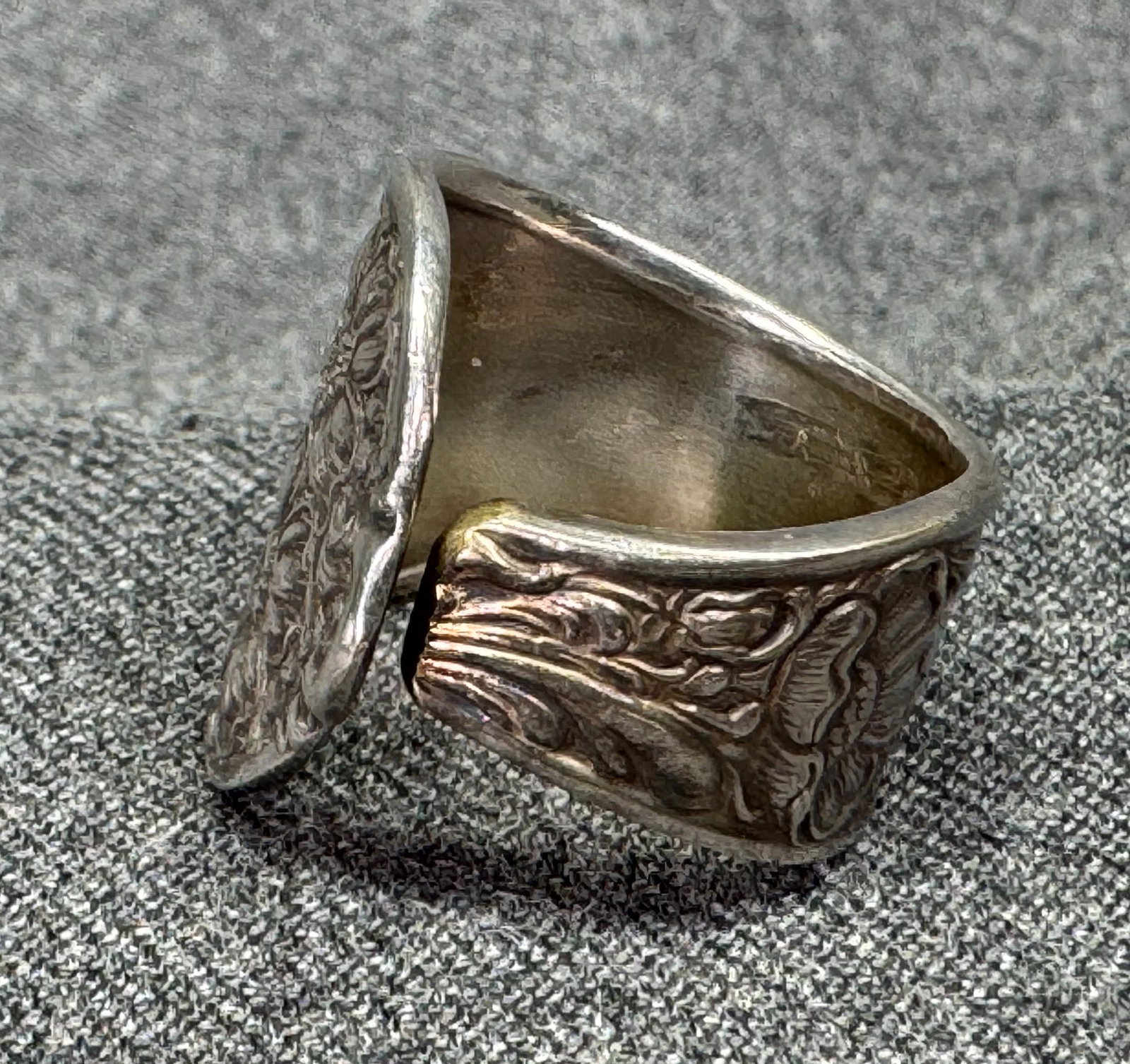 Vintage artisan cutlery ring. Silver-toned. *e - 6
