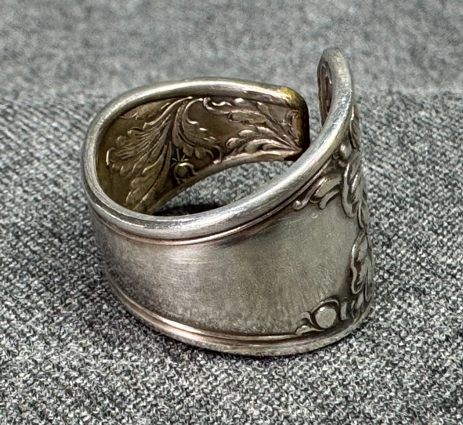 Vintage artisan cutlery ring. Silver-toned. *e - 7