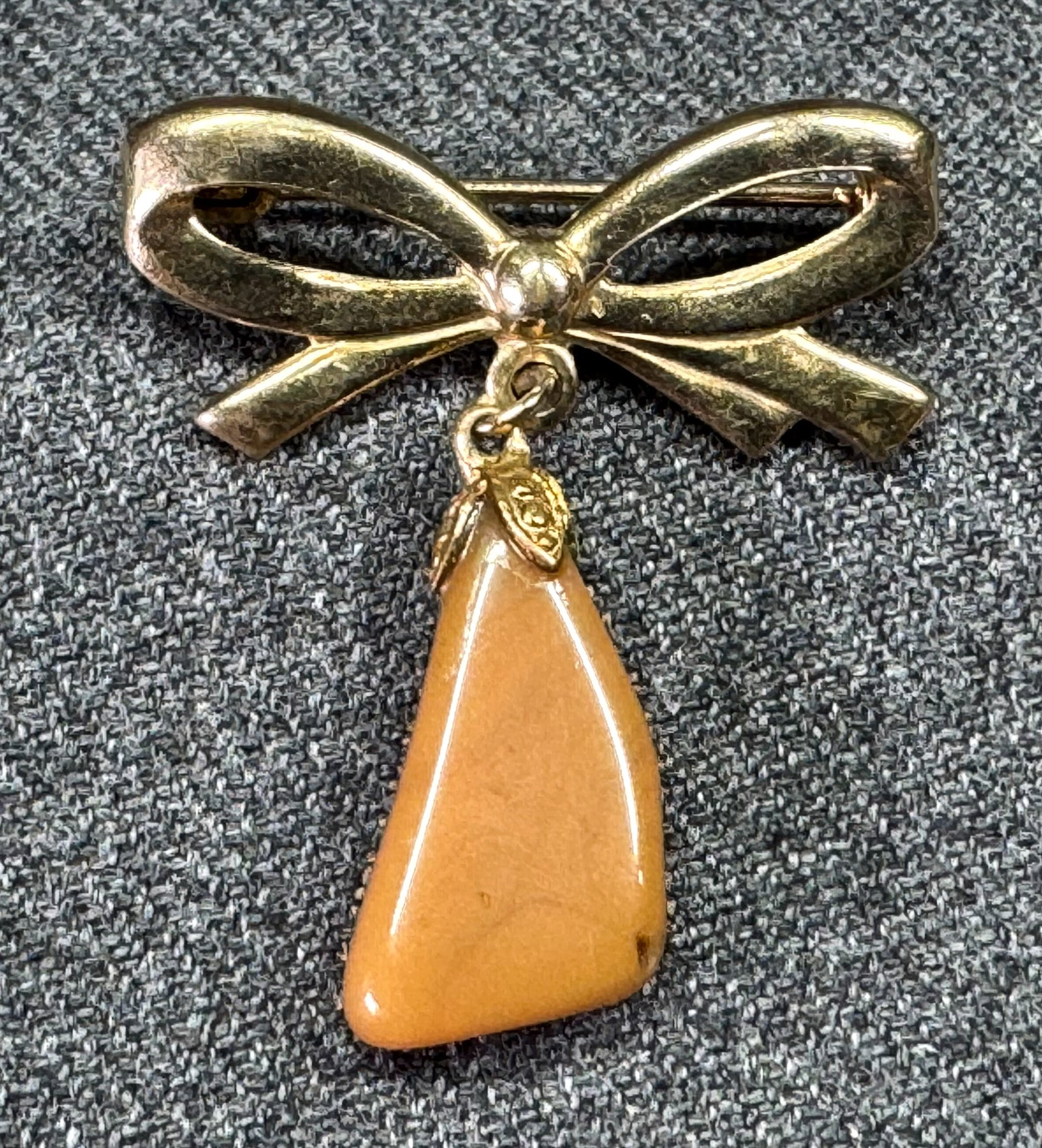 Vintage beige and brownish agate stone dangles goldtone metal bow pin brooches. Lot of 2 (1 of 5)