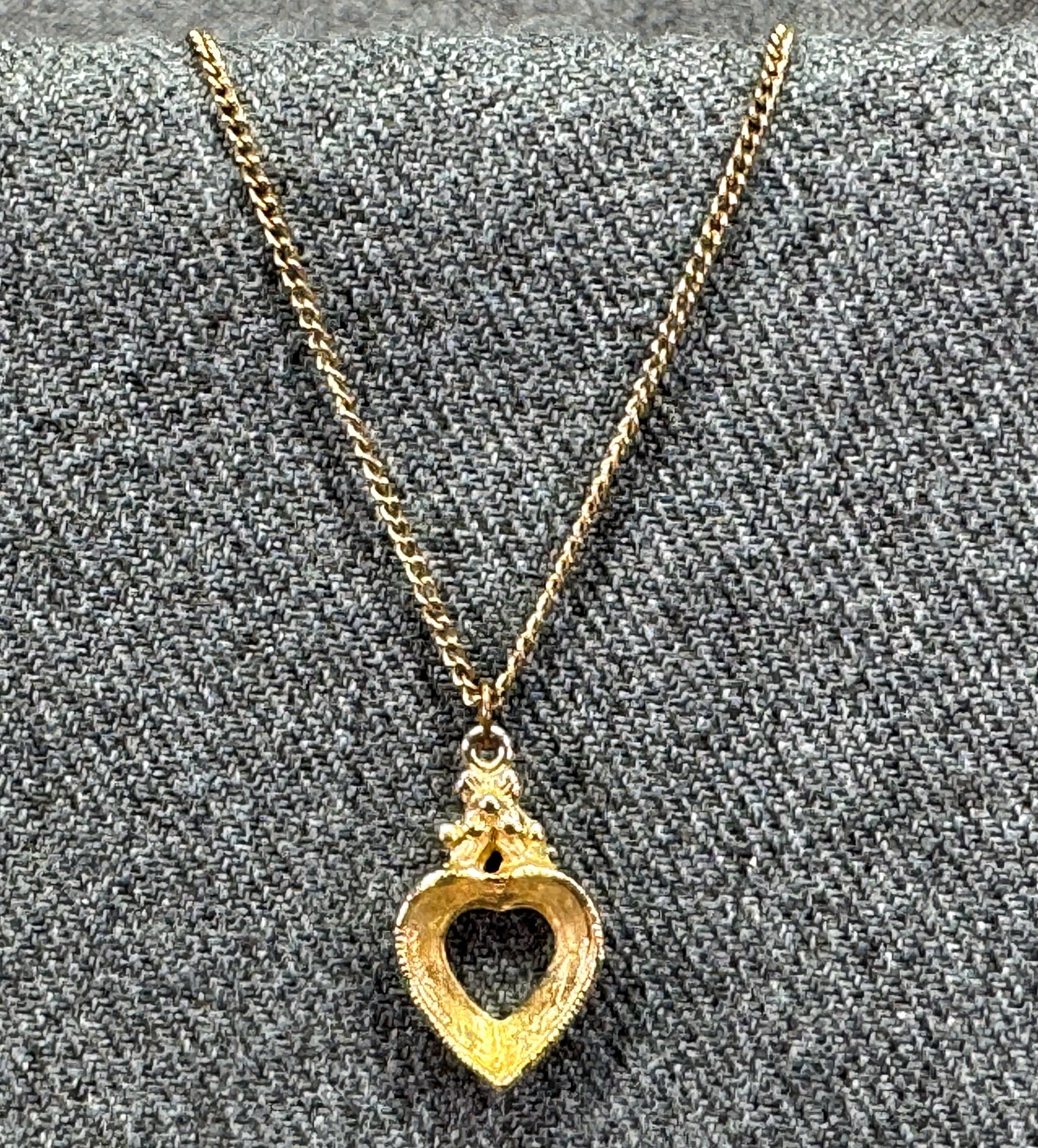 Vintage gold-toned heart pendant chain strap necklace: Vintage gold-toned heart pendant chain strap necklace. Unmarked. For measures please refer to the pictures taken with a measuring tape. Weight: 4 Grams . IN HOUSE FLAT SHIPPING & HANDLING COST WITHIN 