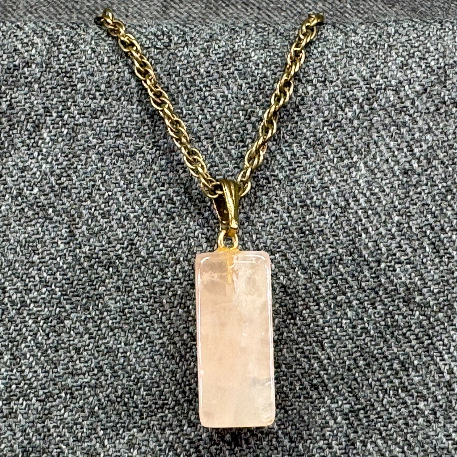 Vintage rose quartz pendant gold-toned chain necklace. *e: Vintage rose quartz pendant gold-toned chain necklace. Unmarked. For measures please refer to the pictures that were taken with a measuring tape. Weight: 8 Grams. IN HOUSE FLAT SHIPPING & HANDLING COS