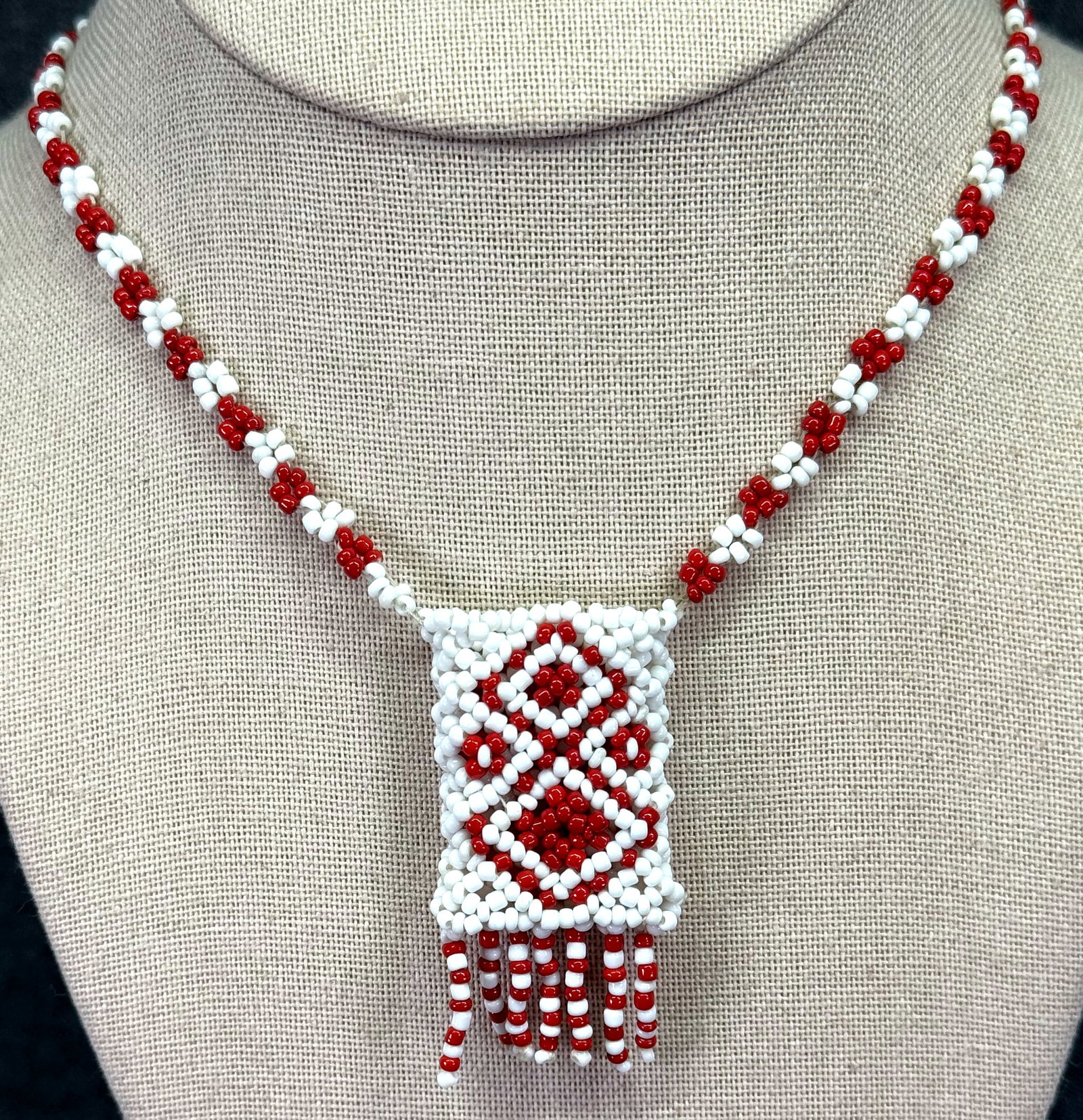 Vintage red & white glass beaded pouch necklace #a: Vintage red & white glass beaded pouch necklace. Unmarked. For measures please refer to the pictures taken with a measuring tape. Weight: 14 Grams. IN HOUSE FLAT SHIPPING & HANDLING COST WITHIN ALL TH