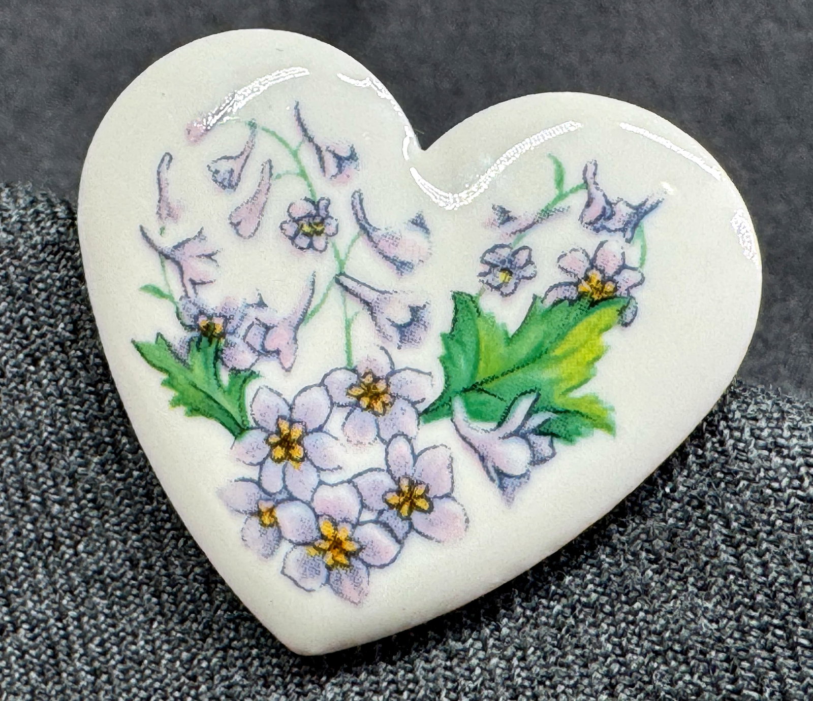 Vintage Avon Sprays of Lavender Flowers Sweetheart Heart Brooch Pin. *c: Vintage Avon Sprays of Lavender Flowers Sweetheart Heart Porcelain Brooch Pin. Marked. For measures please refer to the pictures taken with a measuring tape. Weight: 11 Grams. IN HOUSE FLAT SHIPPING &