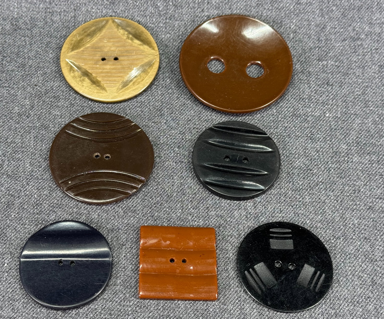Vintage assorted celluloid buttons. Lot of 7: IN HOUSE FLAT SHIPPING & HANDLING COST WITHIN ALL THE U.S. : $7 To bypass LiveShipping, and use our In-House shipping service for $7 or shipping combined for multiple lots, please select “Arrang