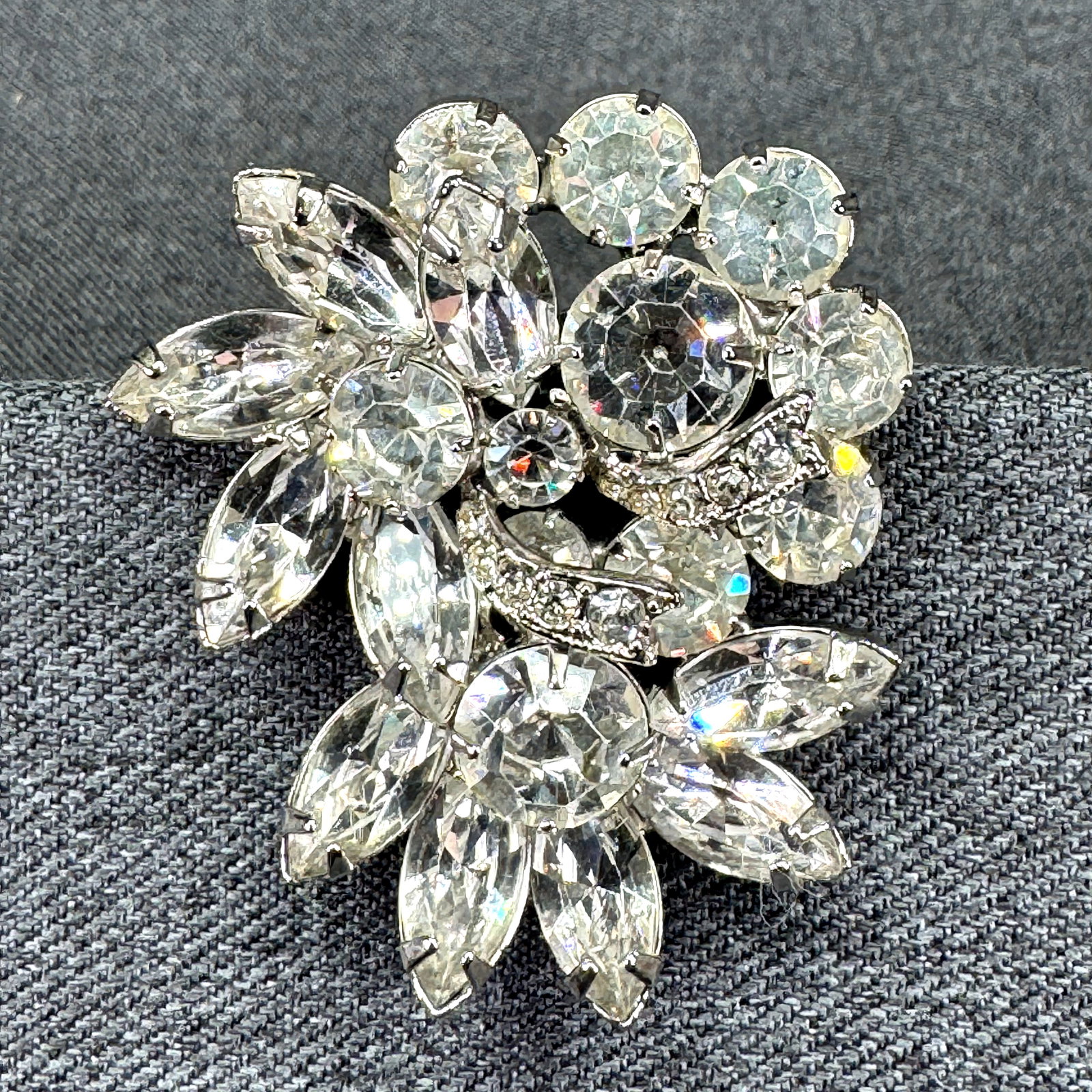 Vintage Eisenberg Ice Clear Crystal Floral Brooch Pin. Silver-toned, Mid-Century. *i: Vintage Eisenberg Ice Clear Crystal Floral Brooch Pin. Silver-toned, Mid-Century. Unmarked. For measures please refer to the pictures taken with a measuring tape. Weight: 23 Grams. IN HOUSE FLAT SHIPP